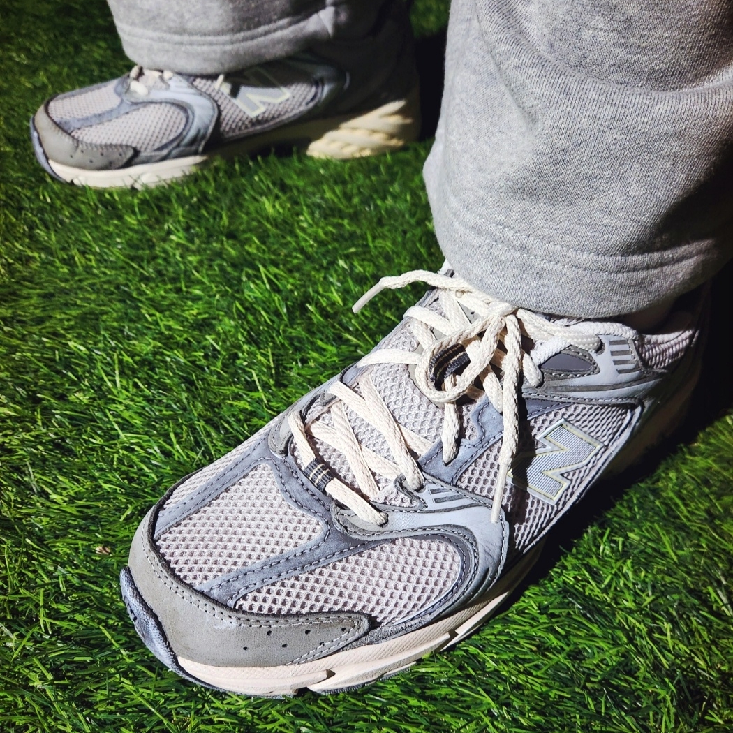 Maison Kitsune Fox Head Patch 6P Cap White - Korea Exclusive, New Balance 530 Premium Vintage Grey Matter 착용 스타일 - 5