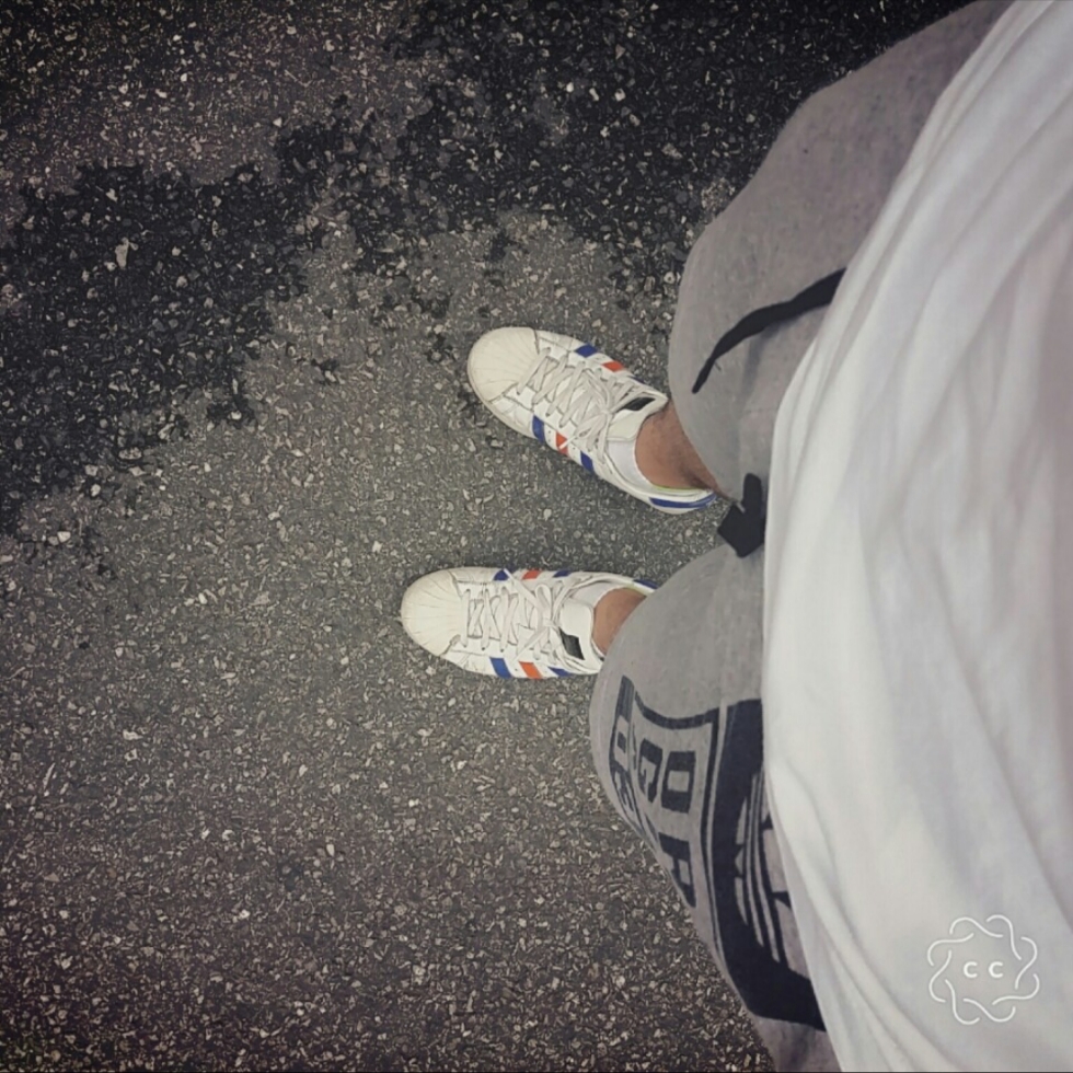 Adidas Superstar Blue Team College Red 착용 스타일