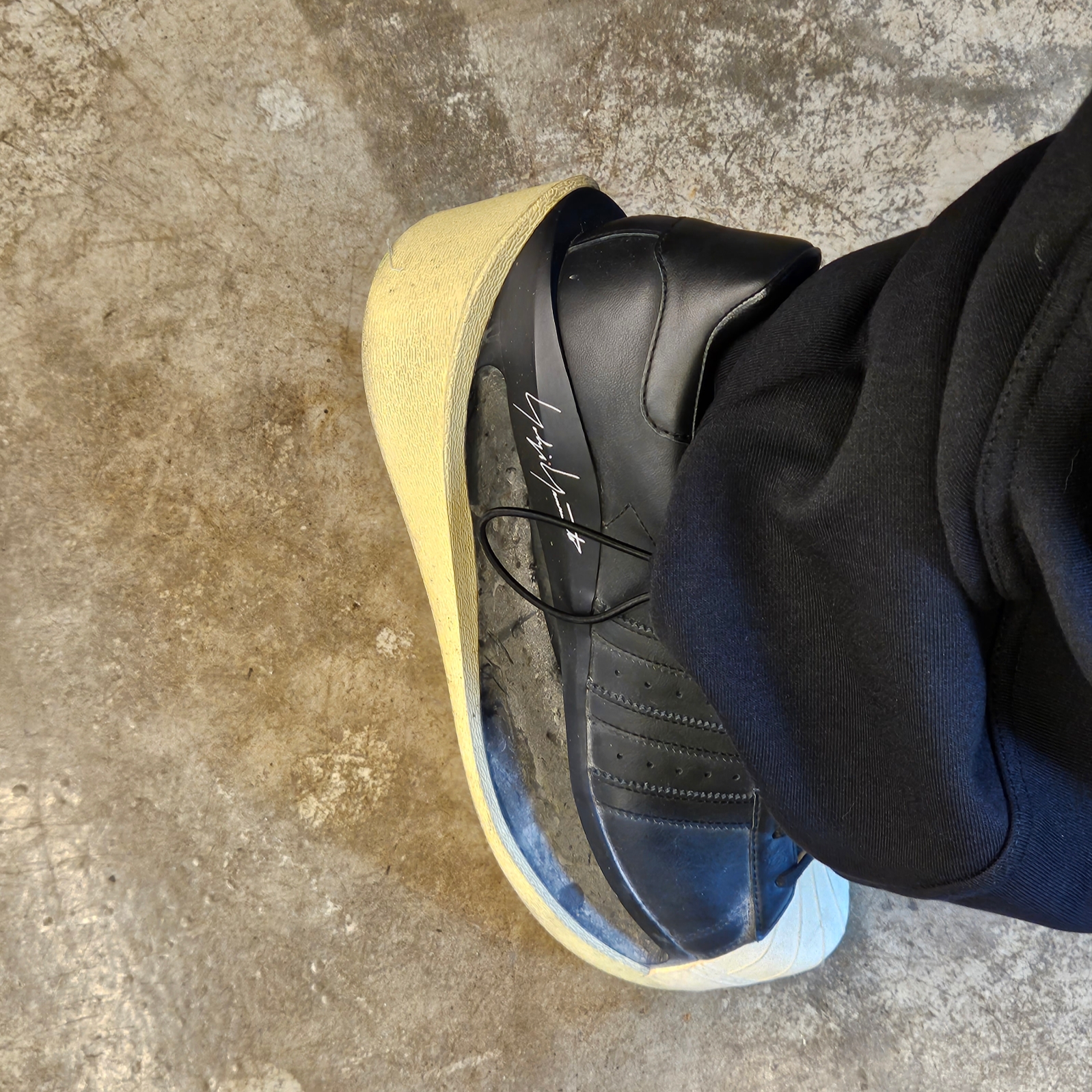 Y-3 Gendo Superstar Black Easy Yellow 착용 스타일 - 4