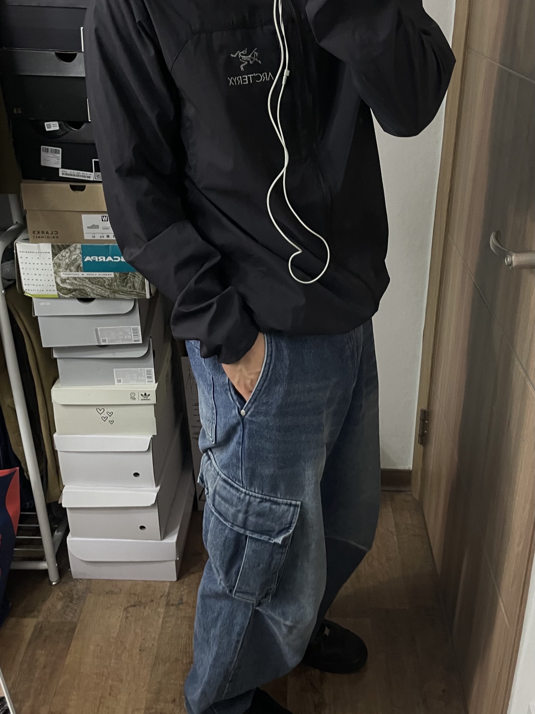 Arc'teryx Squamish Hoody Black, Nike Air Force 1 '07 Low Triple Black 착용 스타일