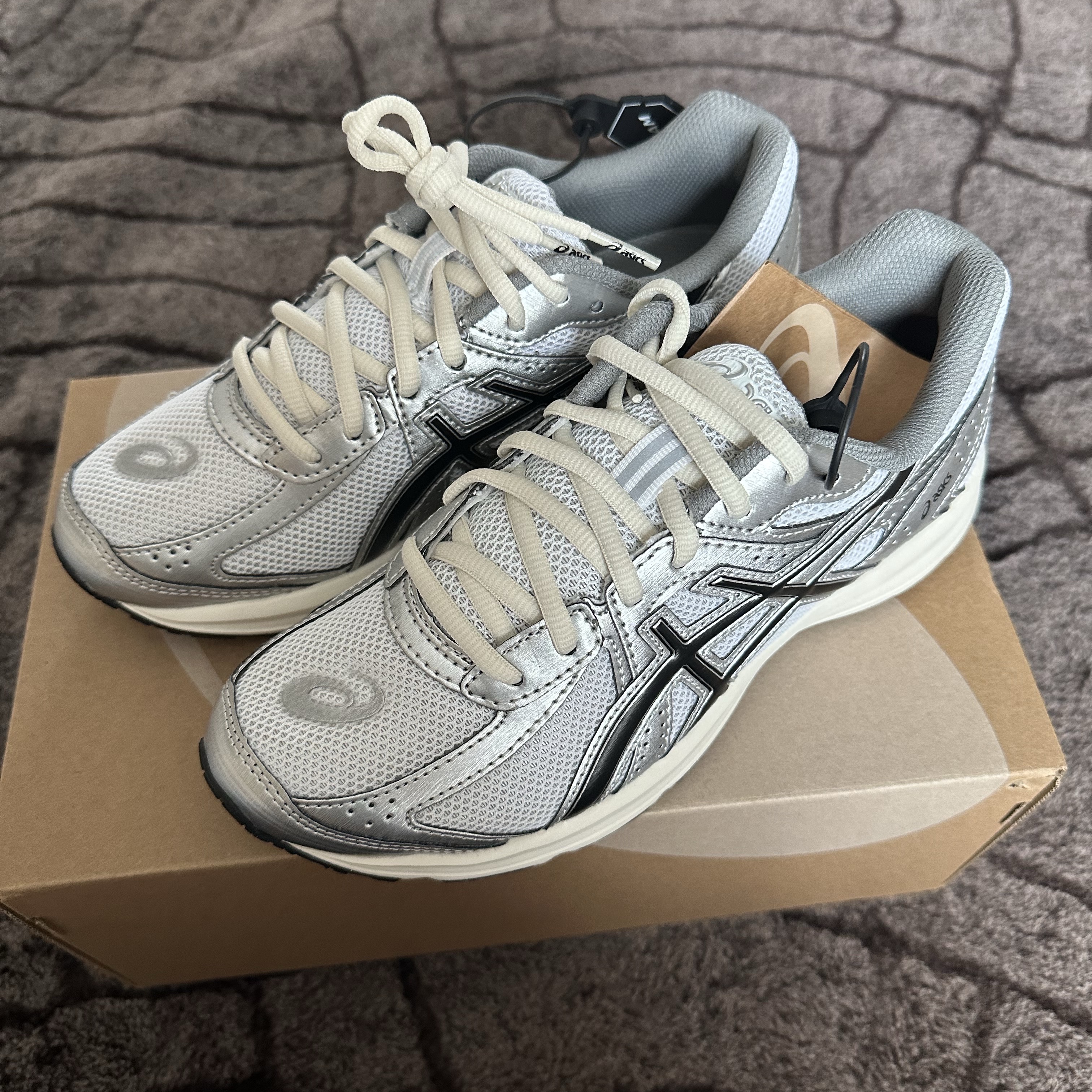 Asics Jog 100 S White Black - 2E Wide 착용 스타일 - 1