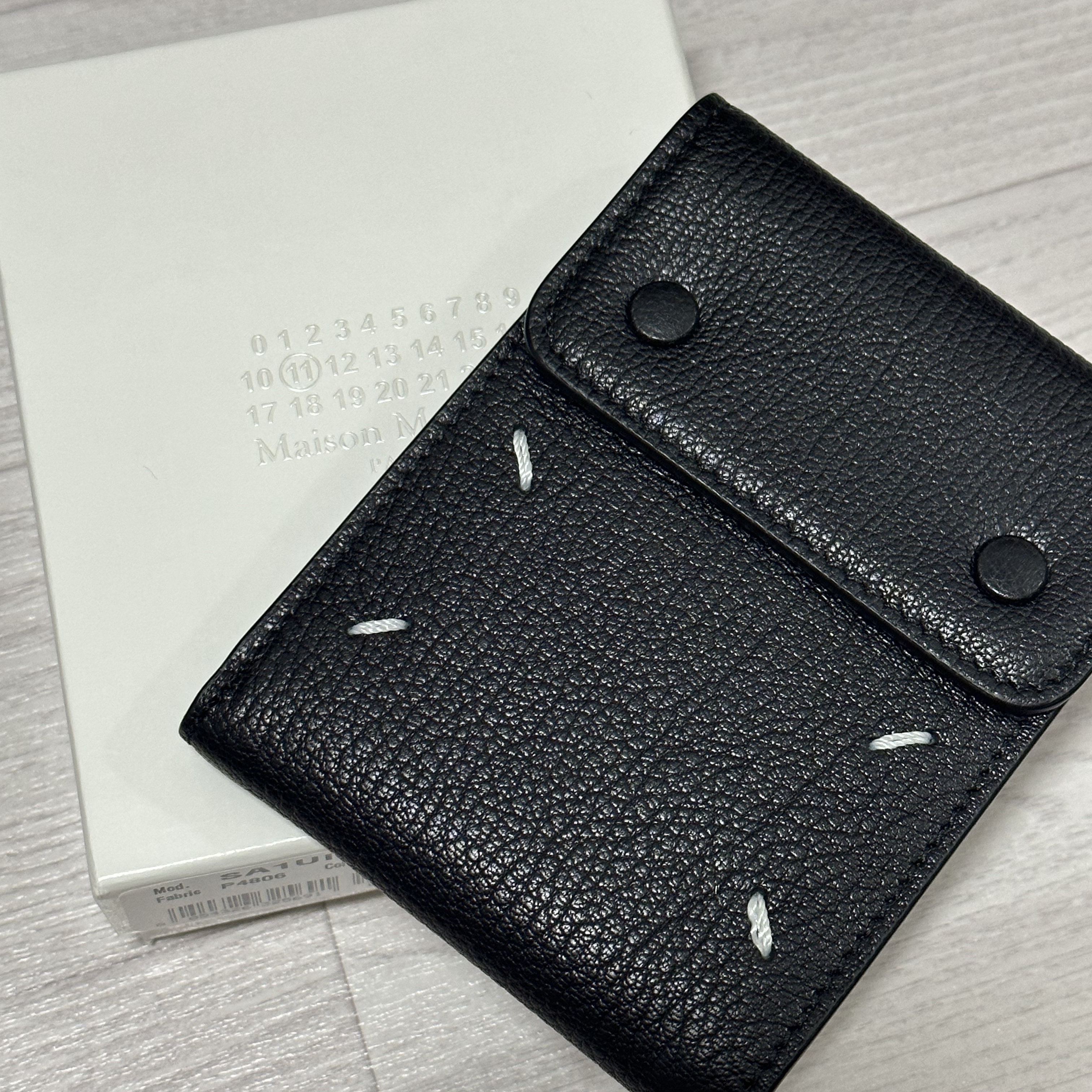 Maison Margiela Snap Closure Bi-Fold Wallet Black 착용 스타일