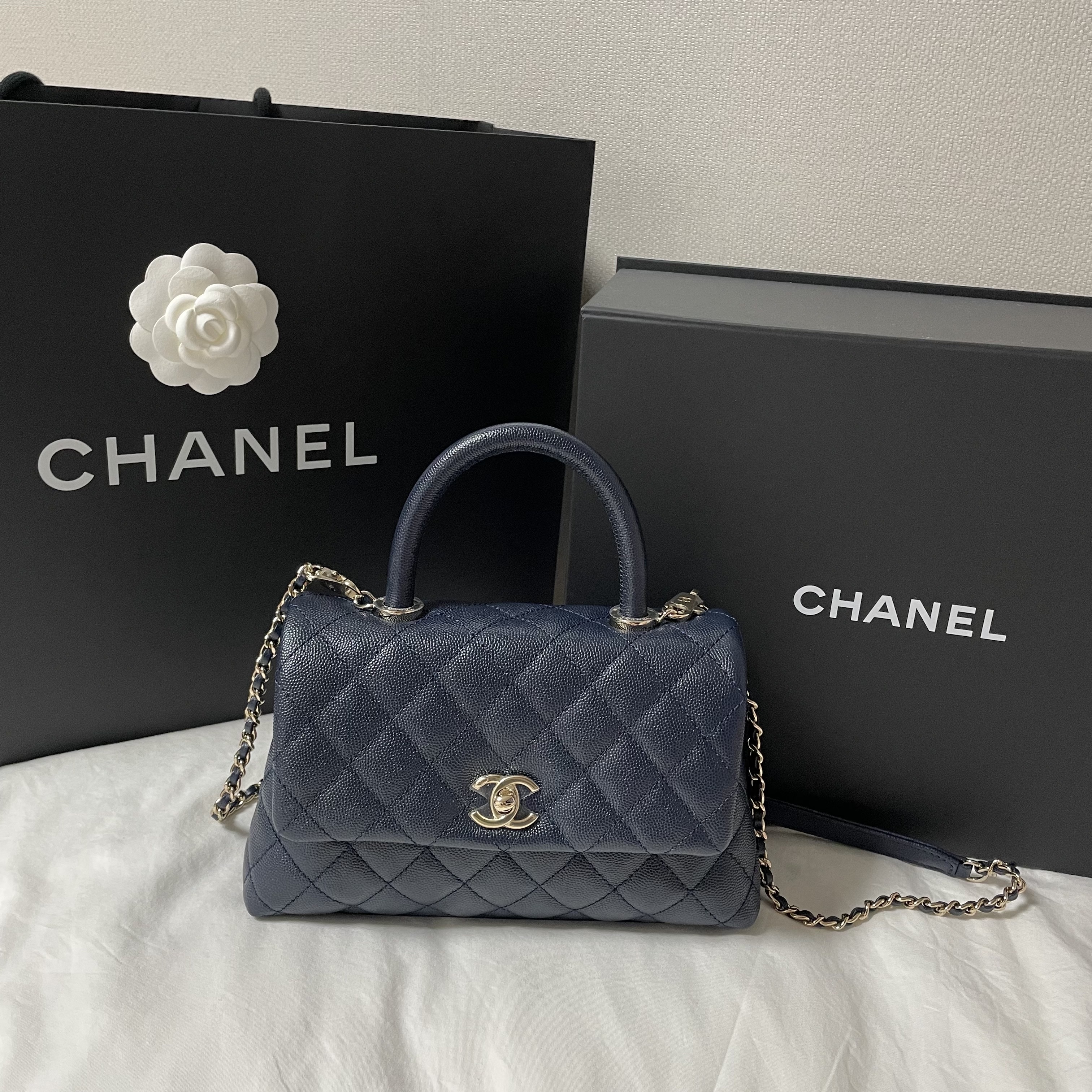 Chanel Flap Bag with Top Handle Grained Calfskin & Gold Navy Blue 착용 스타일