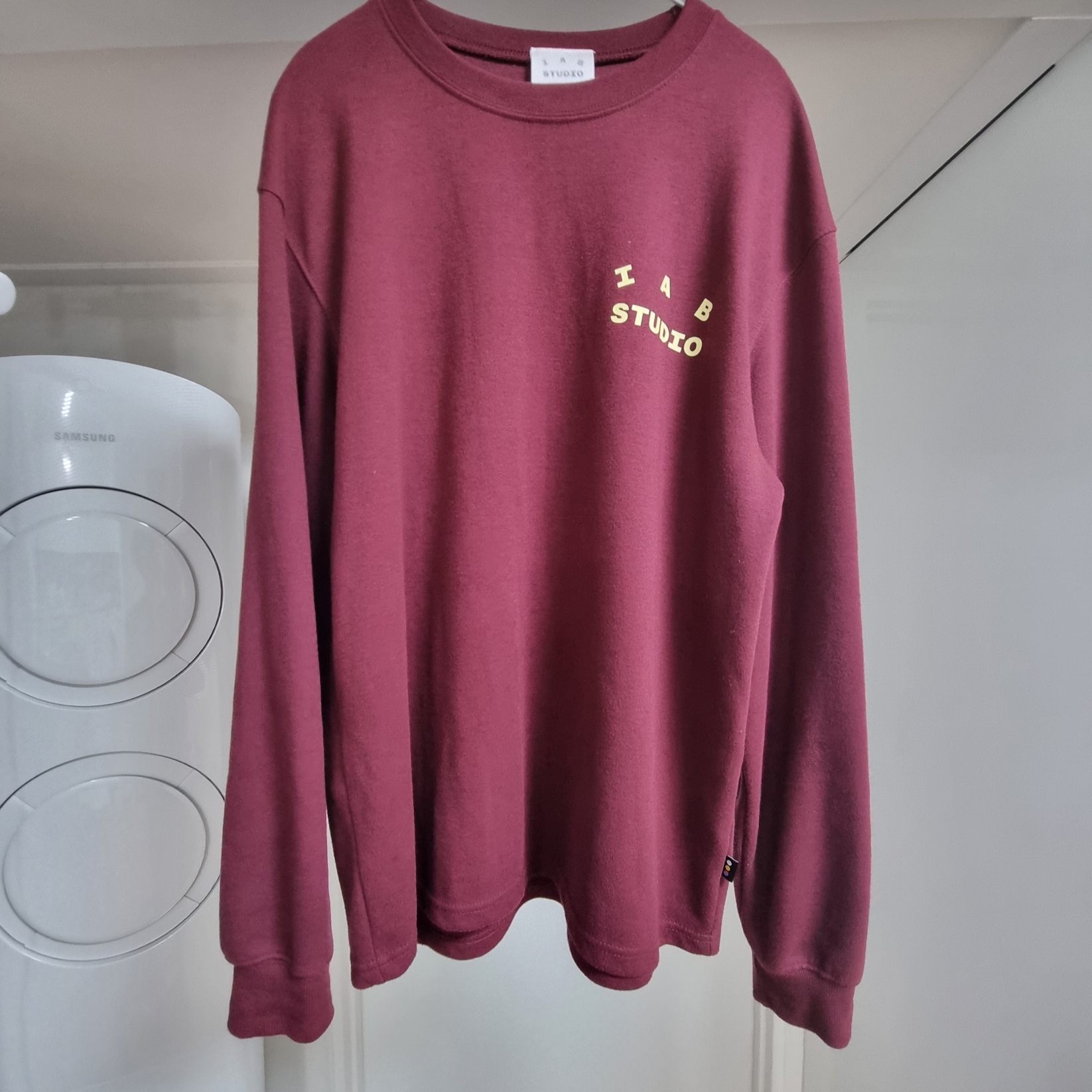 IAB Studio Long Sleeve Burgundy - The Hyundai Seoul Exclusive 착용 스타일