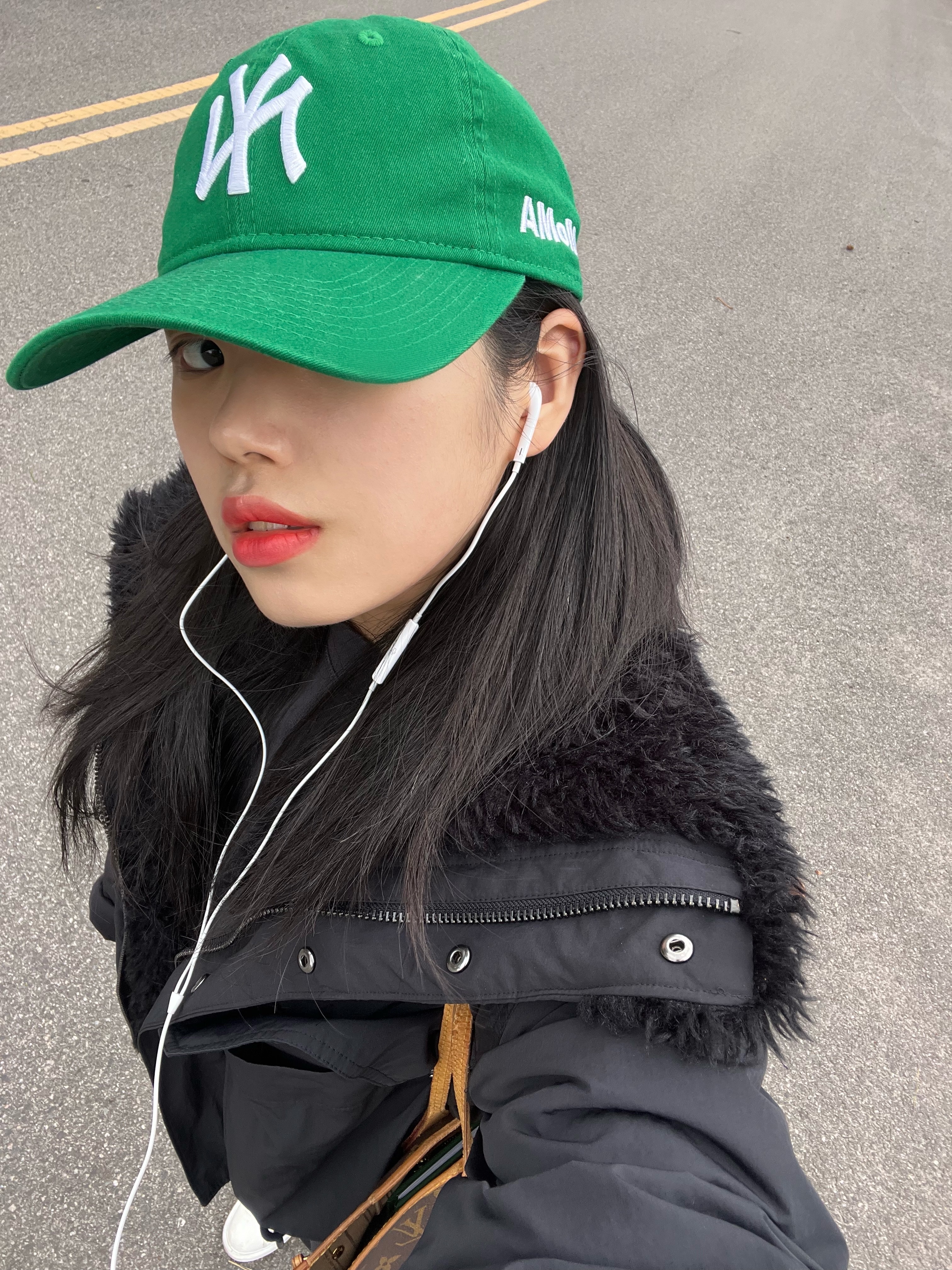 New Era x MoMA New York Yankees Cap Kelly Green 착용 스타일