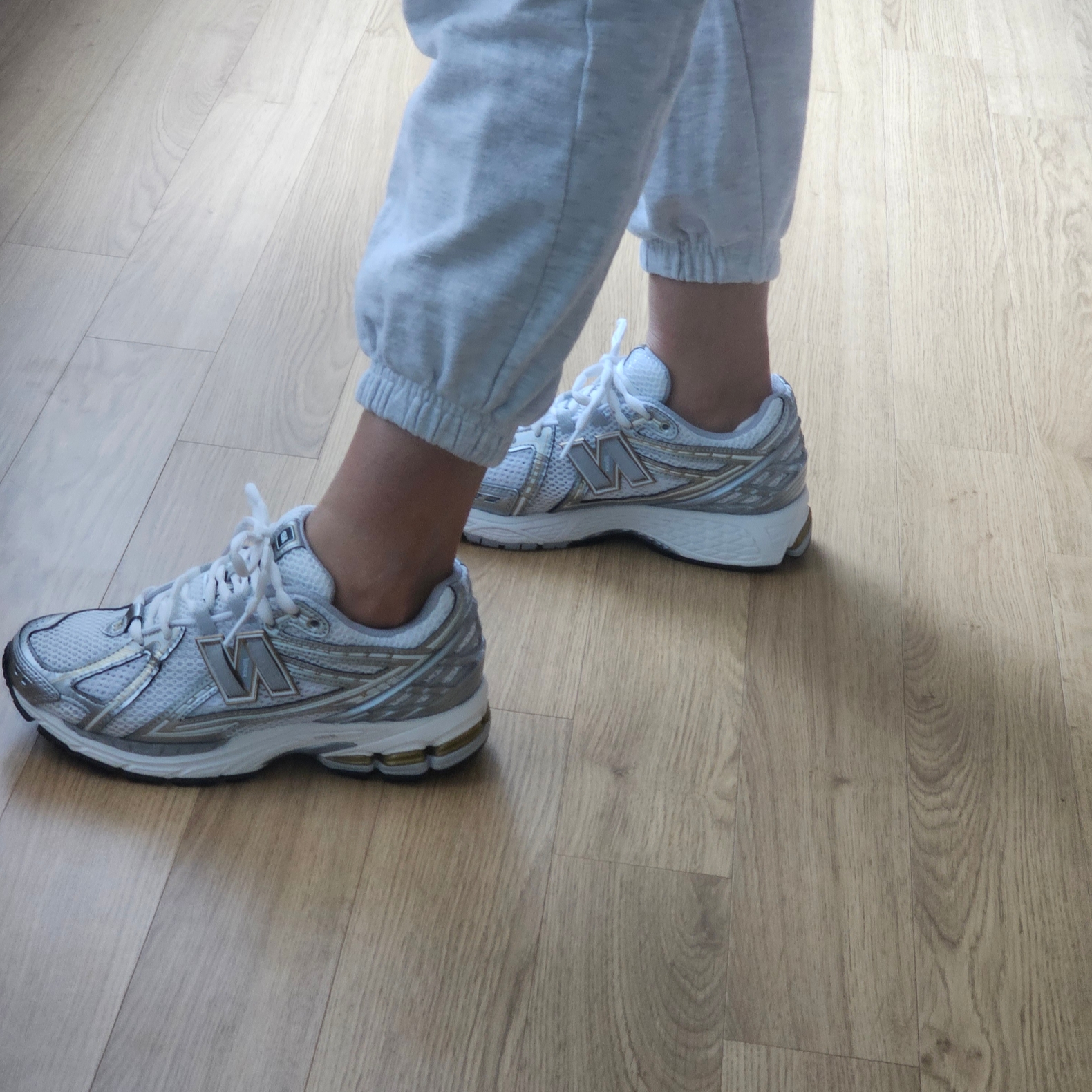 New Balance 1906R White Metallic Silver 착용 스타일