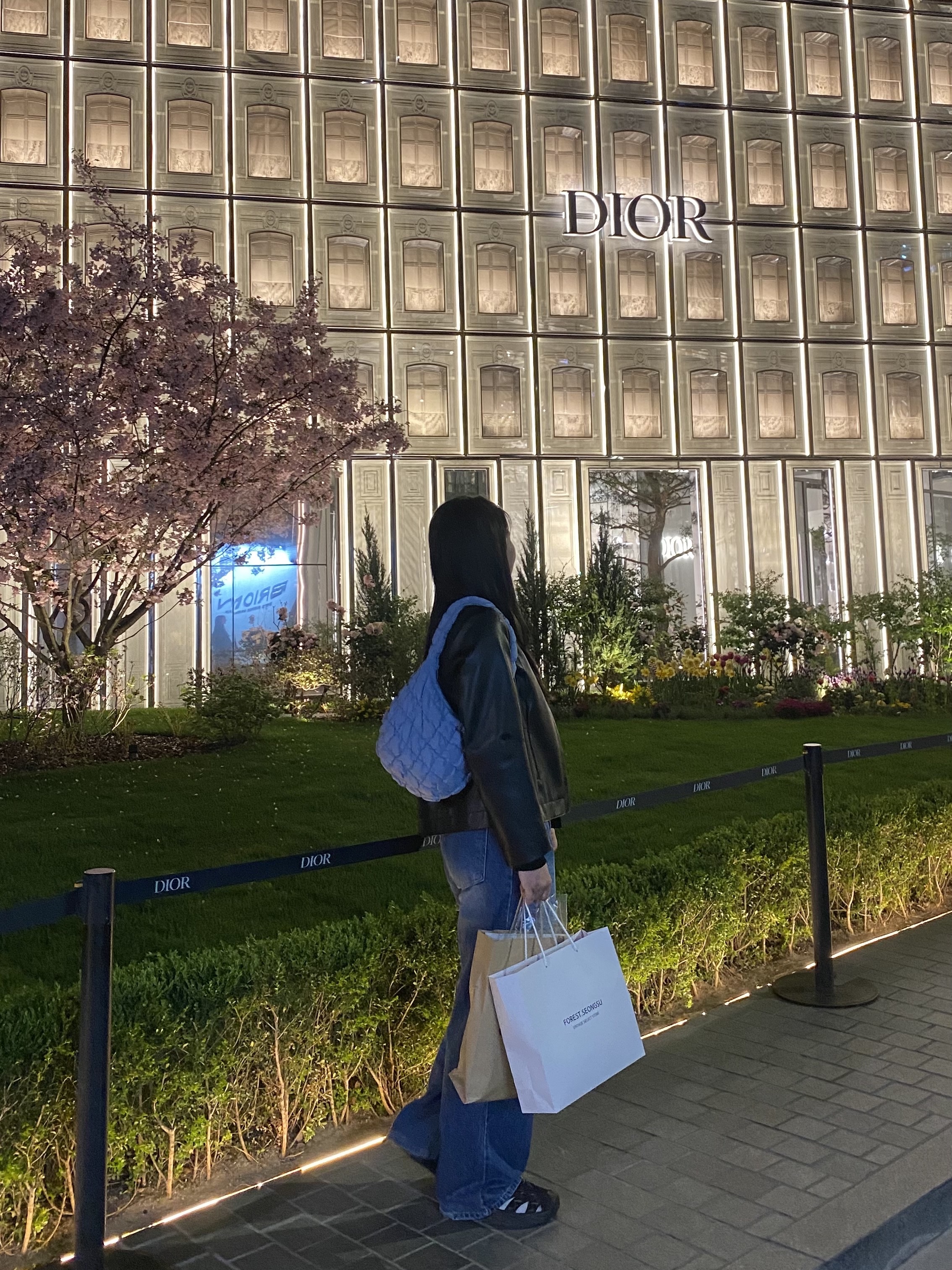 COS Quilted Mini Bag Light Blue, Hoka Hopara Black 착용 스타일