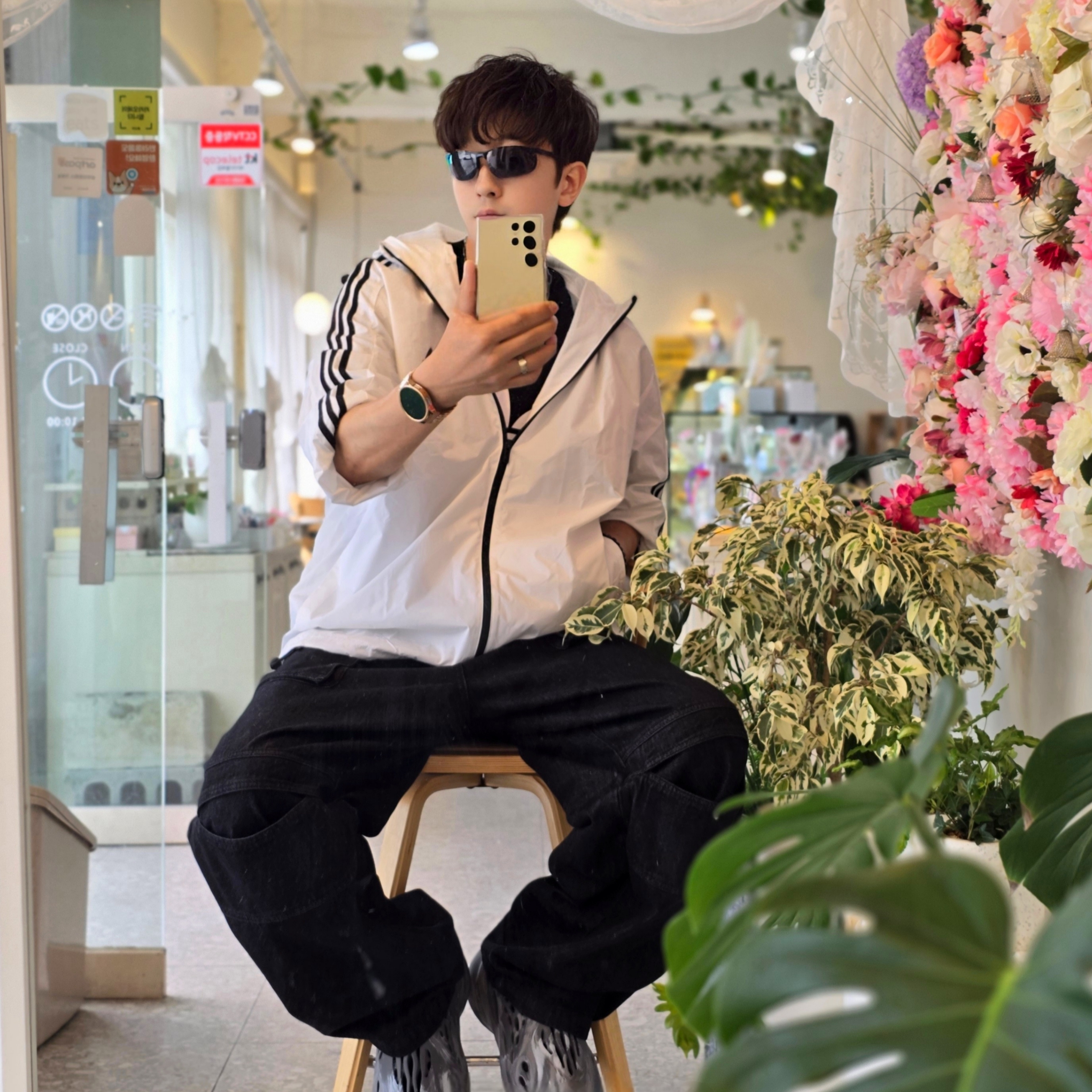 Adidas Essential 3S Woven Windbreaker Jacket White - KR Sizing, Adidas Adicolor Classics Trefoil T-Shirt Black - KR Sizing 착용 스타일 - 3