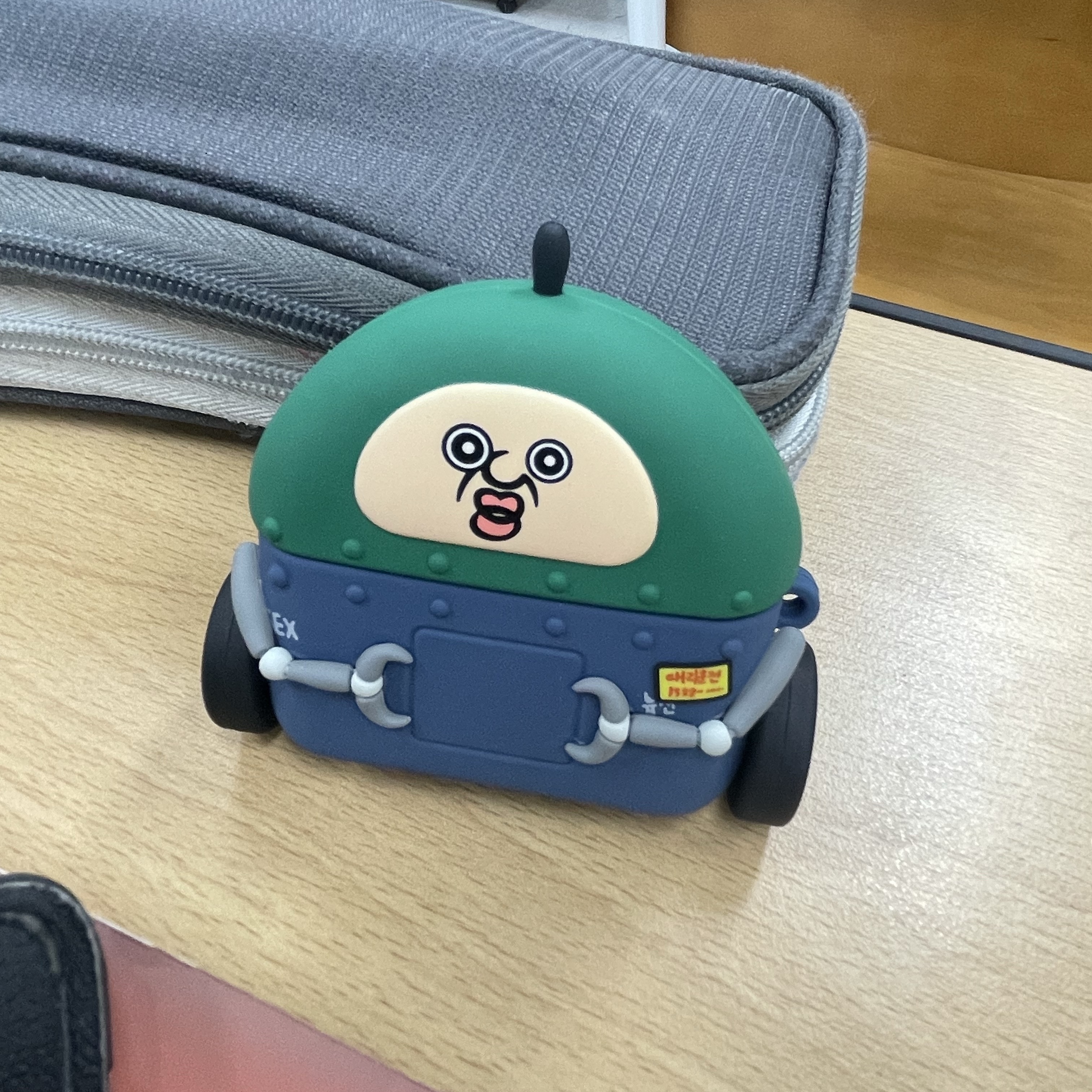 Bbangbbang Robot Airpods Pro 2nd Gen Case 착용 스타일 - 1