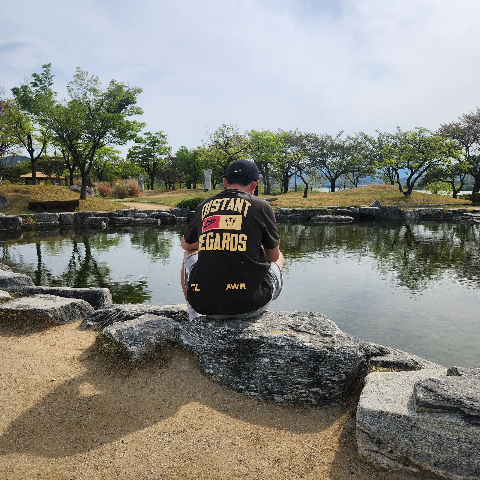 Nike x Drake Nocta x Cactus Plant Flea Market Souvenir Cactus T-Shirt Sequoia (DR2630-355) 착용 스타일 - 1