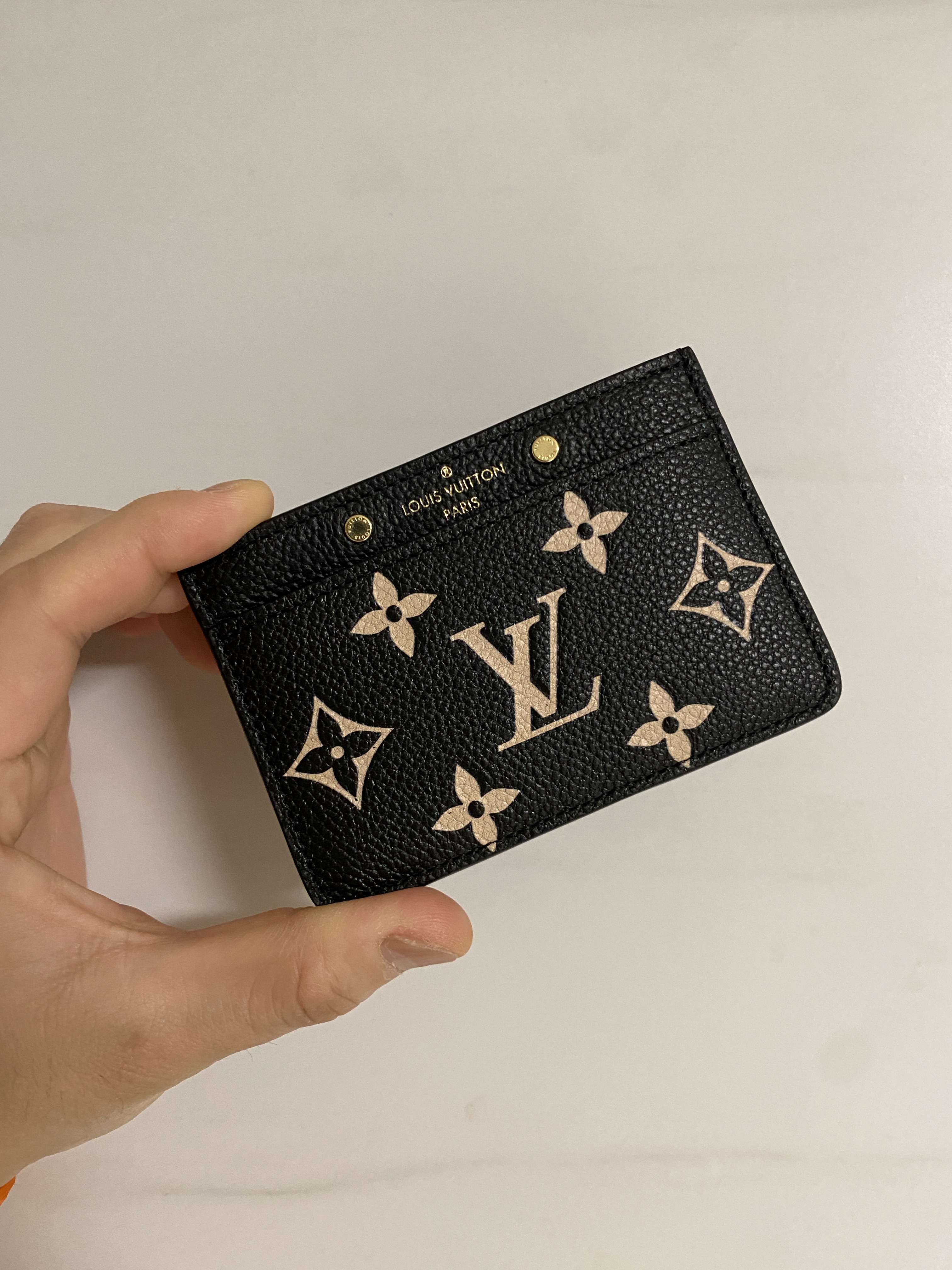Louis Vuitton Card Holder Monogram Empreinte Black Beige 착용 스타일