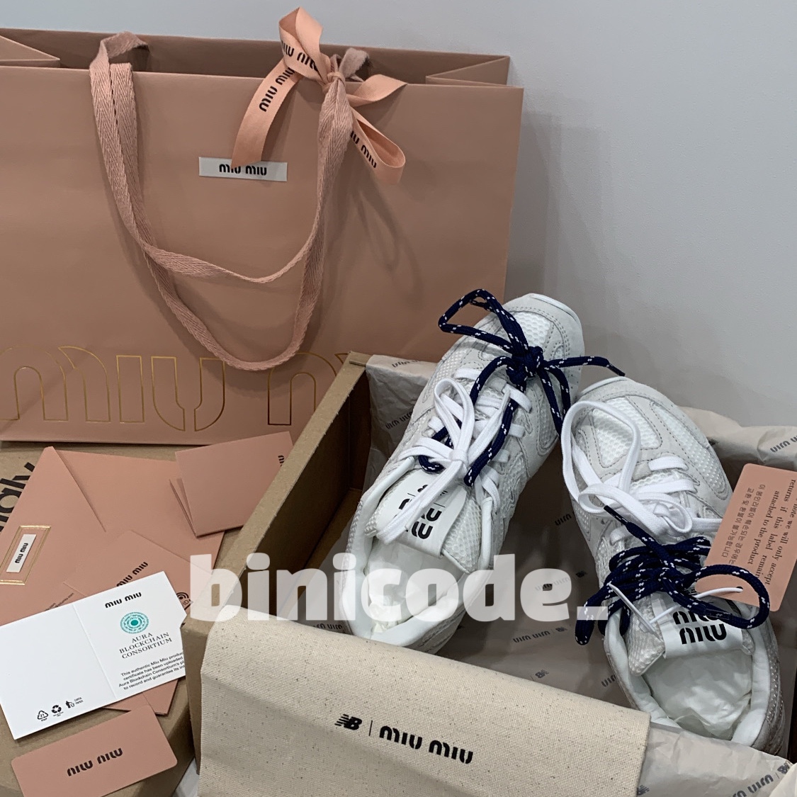 (W) New Balance x Miu Miu 530 Suede Mesh Sneakers White 착용 스타일