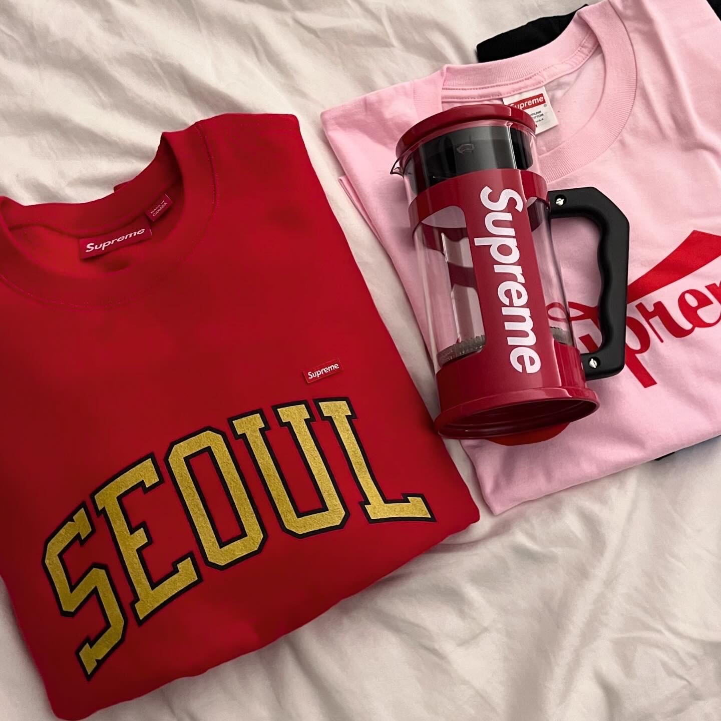Supreme x Bialetti 8-Cup French Press Red - 24SS, Supreme Seoul Shop Small Box Crewneck Red - 24SS 착용 스타일 - 2