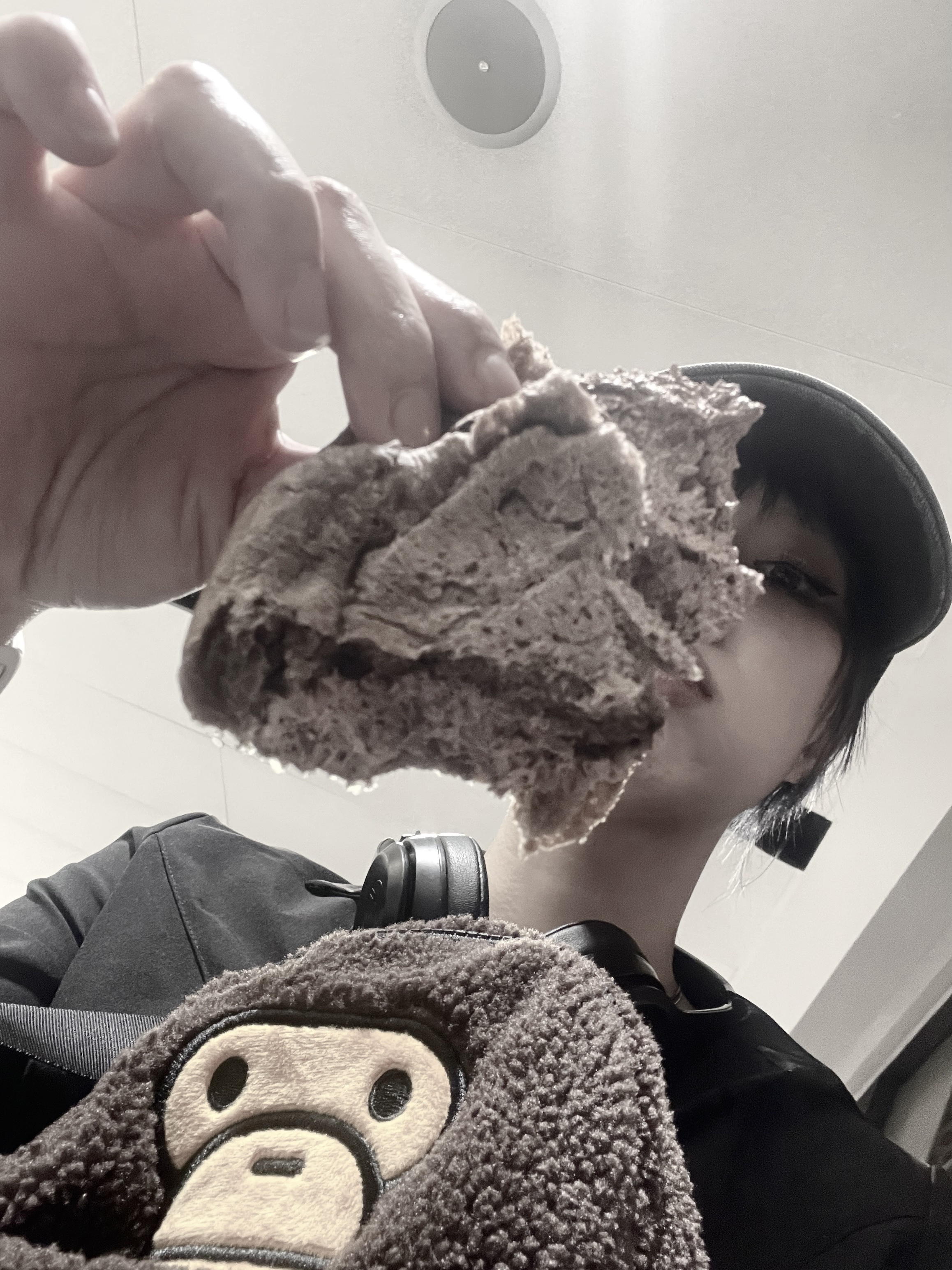 BAPE Baby Milo Mini Fur Backpack Brown, Beats Solo3 Wireless On Ear Headphone Black (Korean Ver.) 착용 스타일