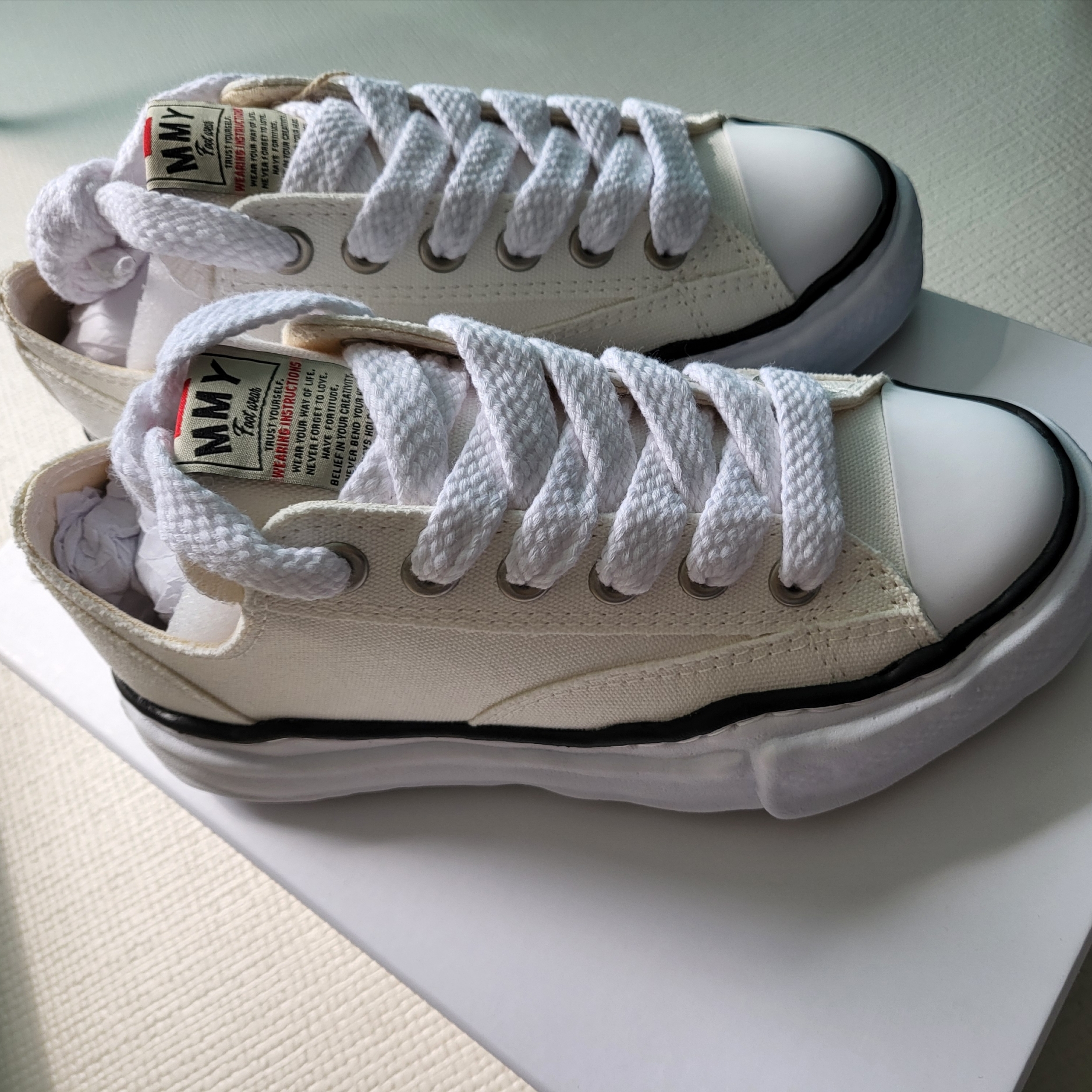 Maison Mihara Yasuhiro Peterson OG Sole Canvas Low Sneakers White 착용 스타일