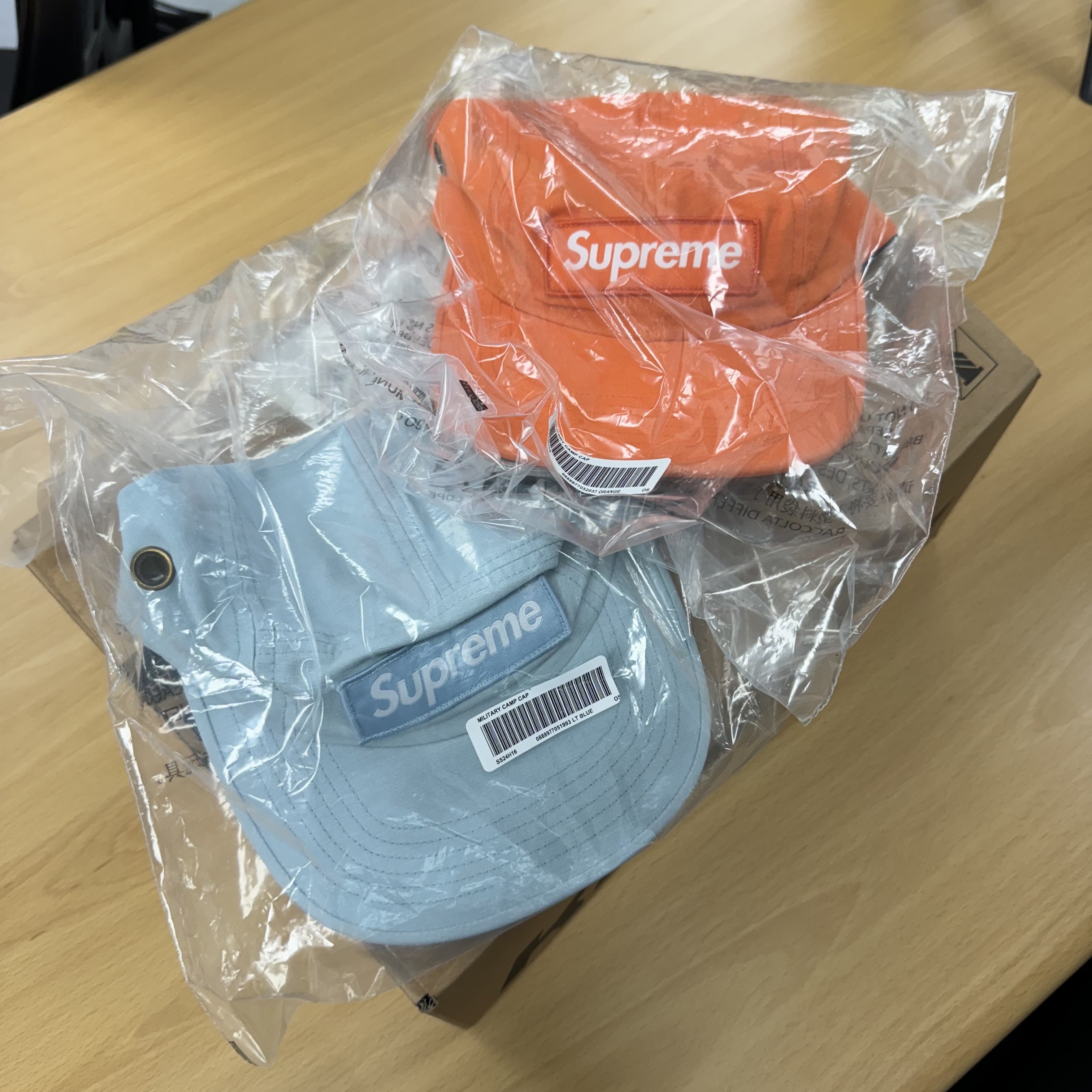 Supreme Military Camp Cap Light Blue - 24SS, Supreme Military Camp Cap Orange - 24SS 착용 스타일 - 3