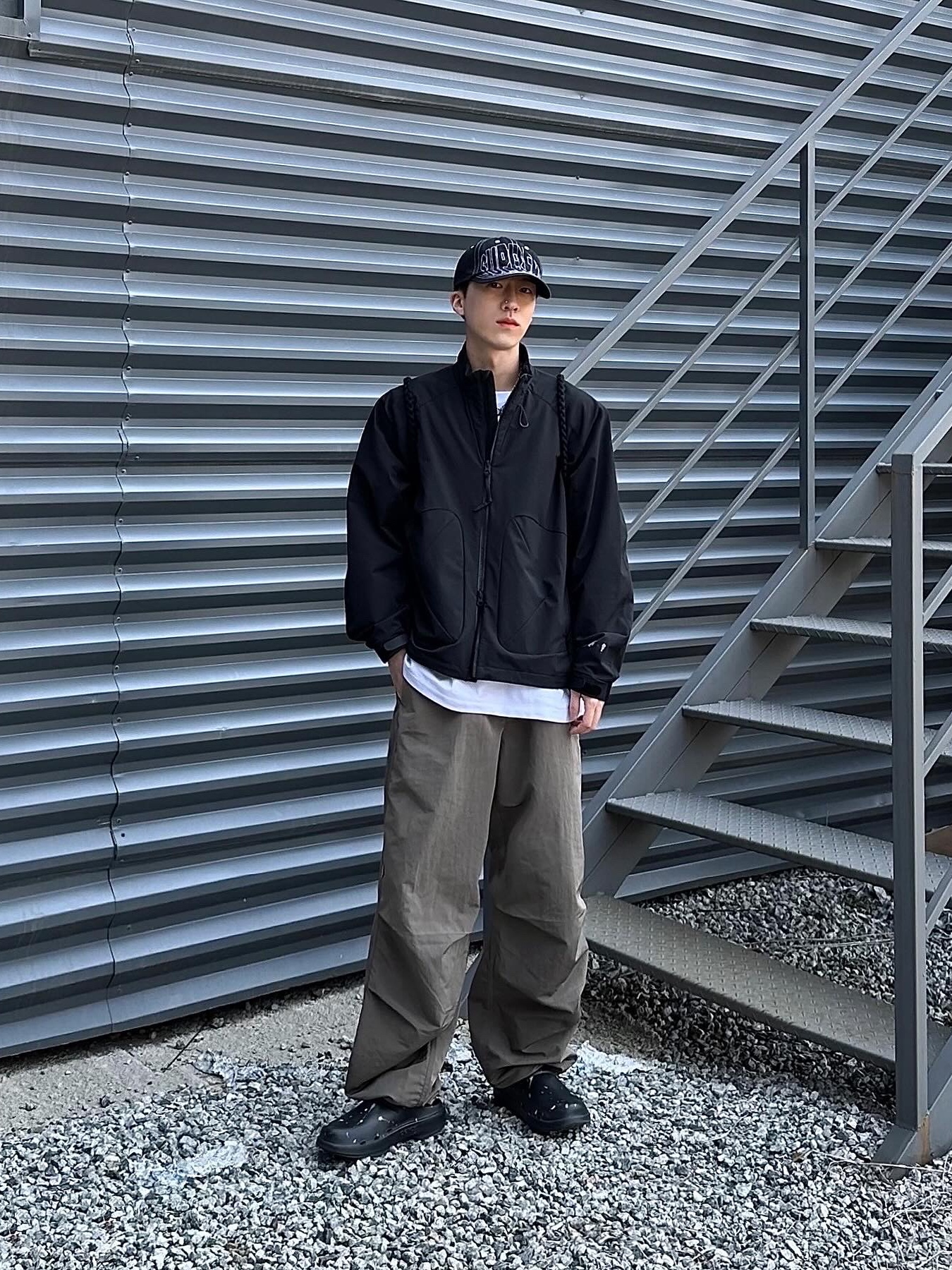 Oofos x Thisisneverthat Clog Black, Supreme Visor Stitch 6-Panel Black - 23SS 착용 스타일 - 1