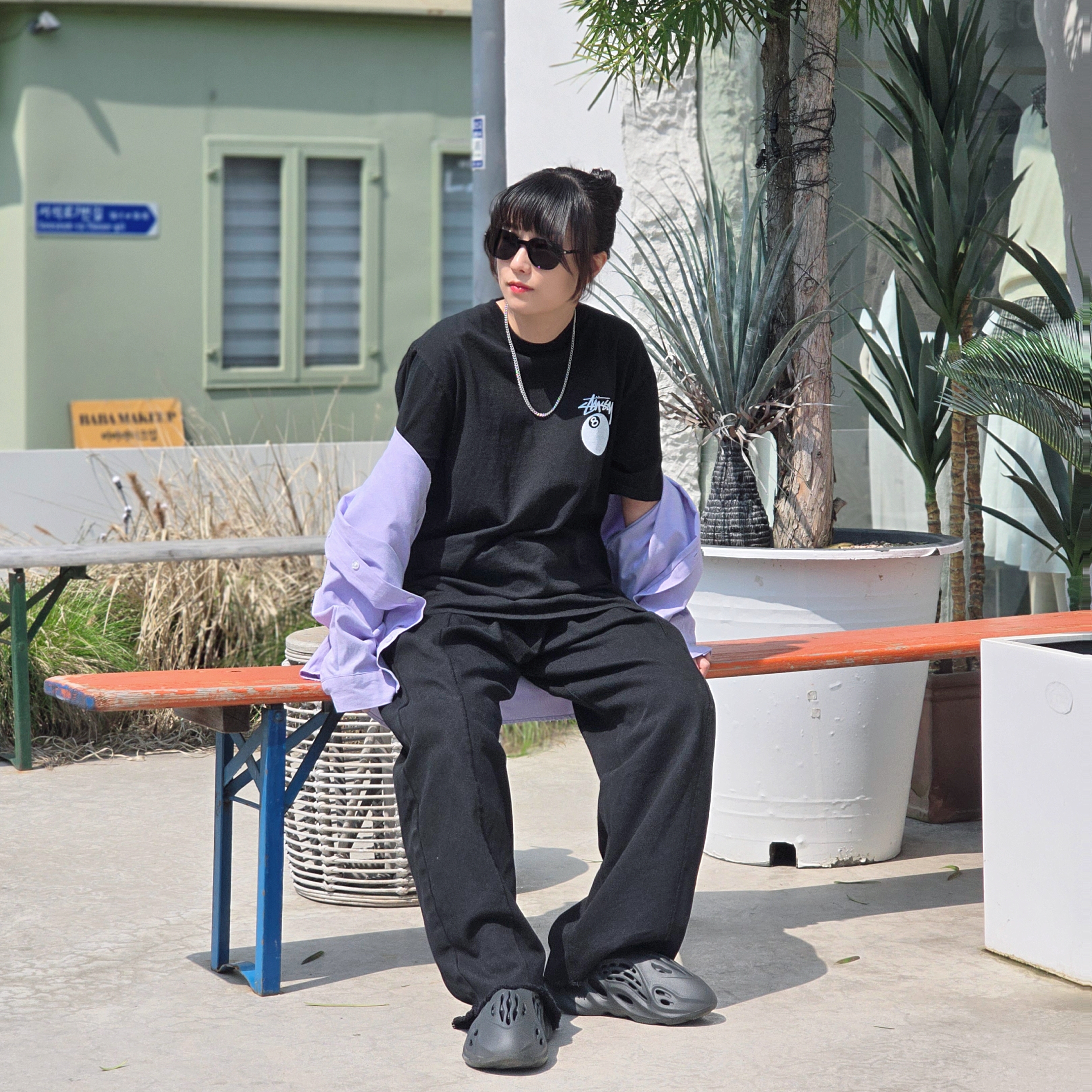 Adidas Yeezy Foam RNNR Onyx, Stussy 8 Ball Pigment Dyed T-Shirt Black 착용 스타일 - 1