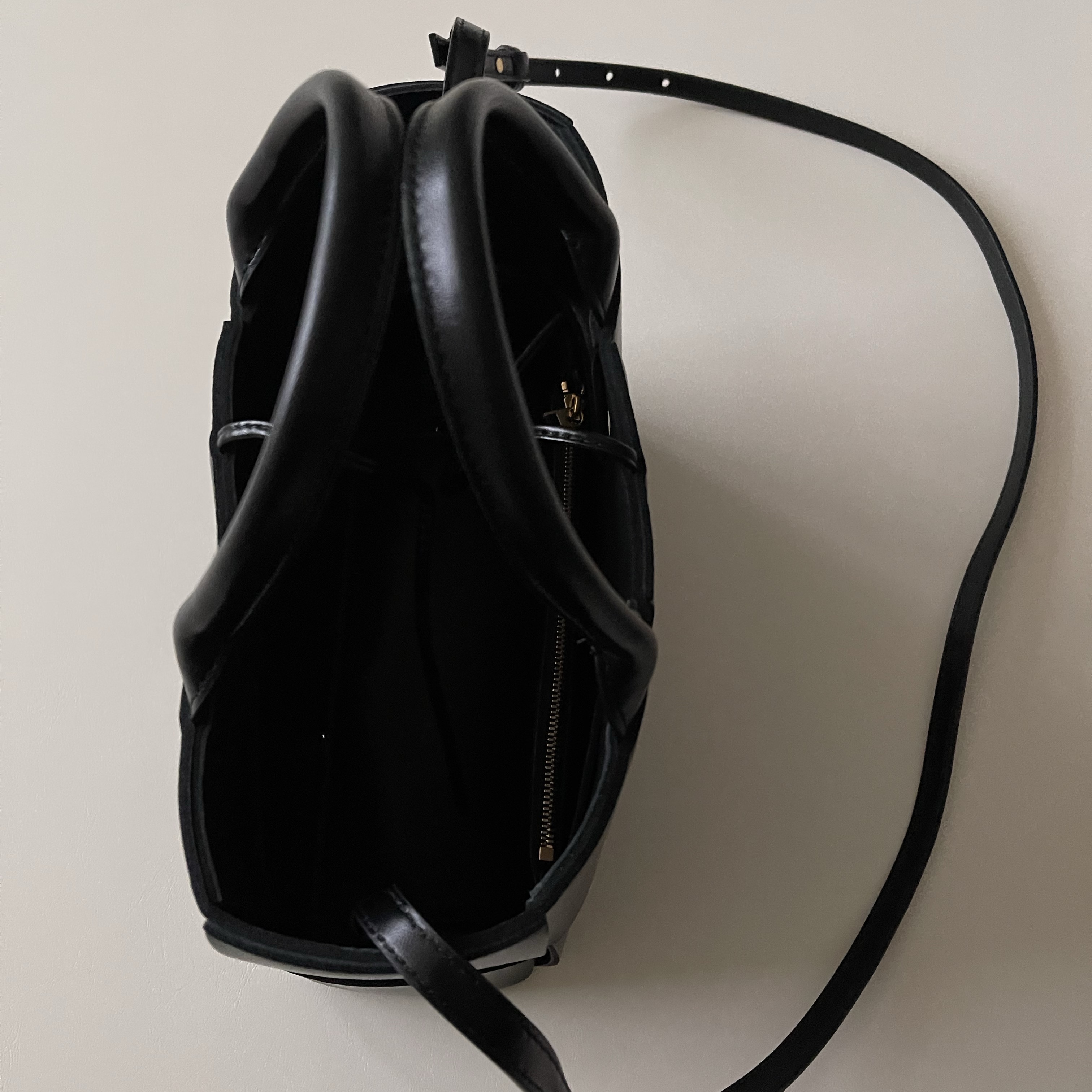 Bottega Veneta Mini Arco Tote Bag Black 착용 스타일 - 2