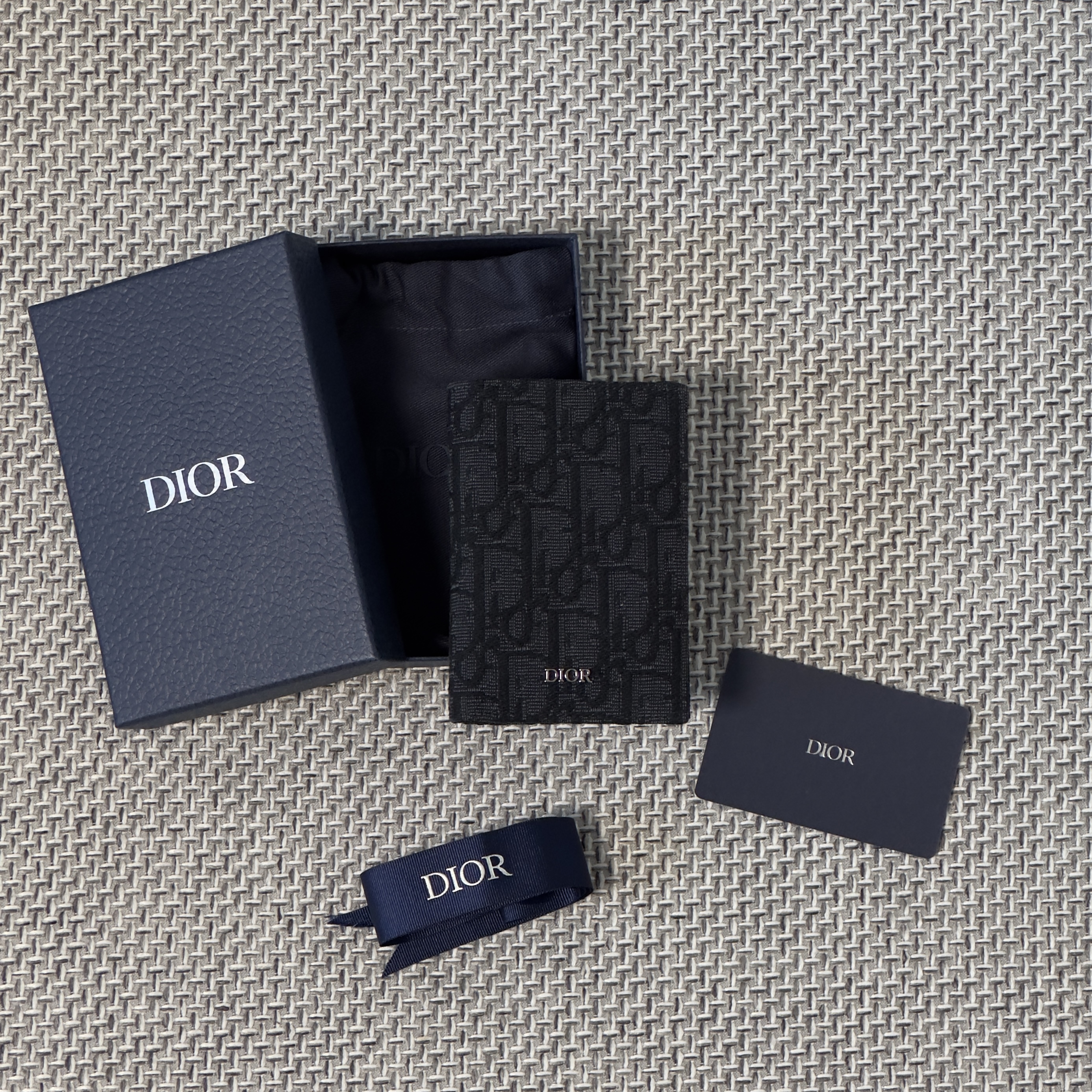 Dior Bi-Fold Card Holder Black Dior Oblique Jacquard 착용 스타일