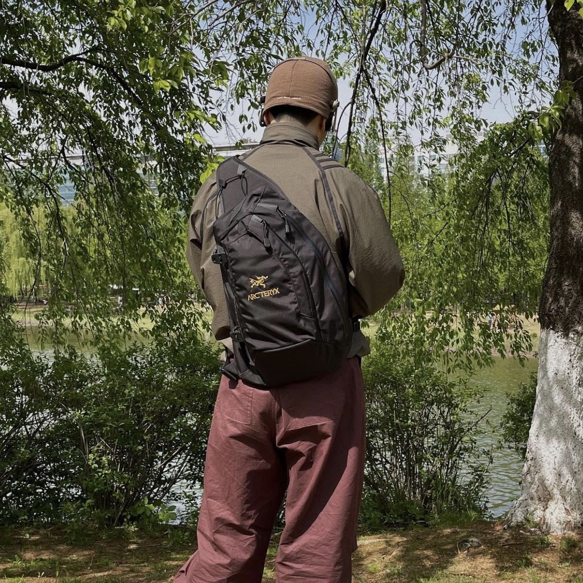 Arc'teryx Quiver Crossbody Pack Black Ash, Nike Air Kukini Dark Chocolate 착용 스타일 - 1