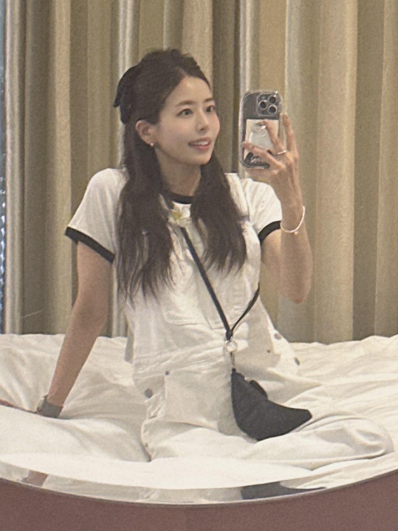 Lemaire Croissant Coin Purse Necklace Dark Chocolate 착용 스타일 - 2