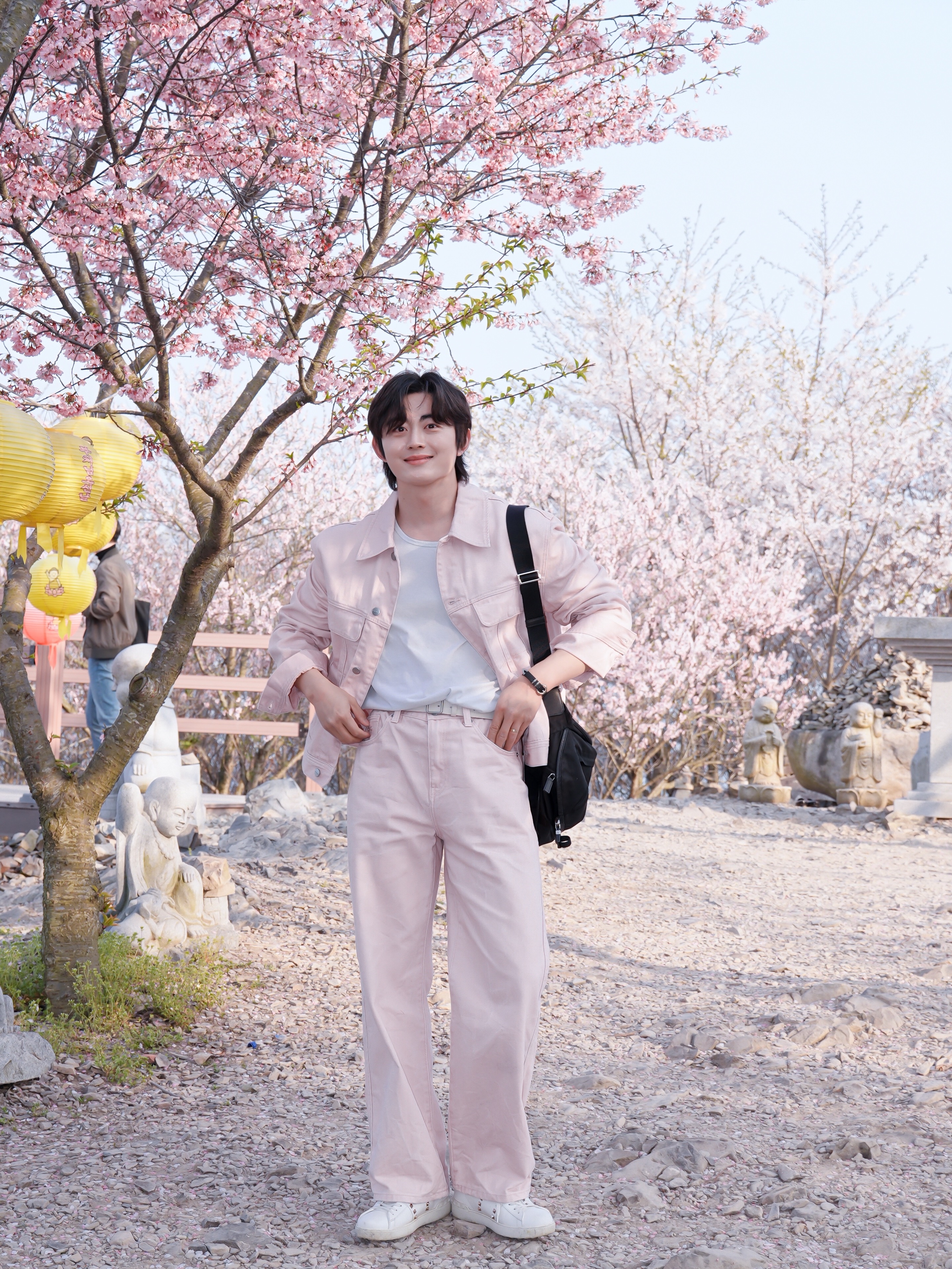 Valentino Rockstud Untitled Sneakers White, Prada Re-Nylon and Saffiano Leather Shoulder Bag Black 착용 스타일 - 4