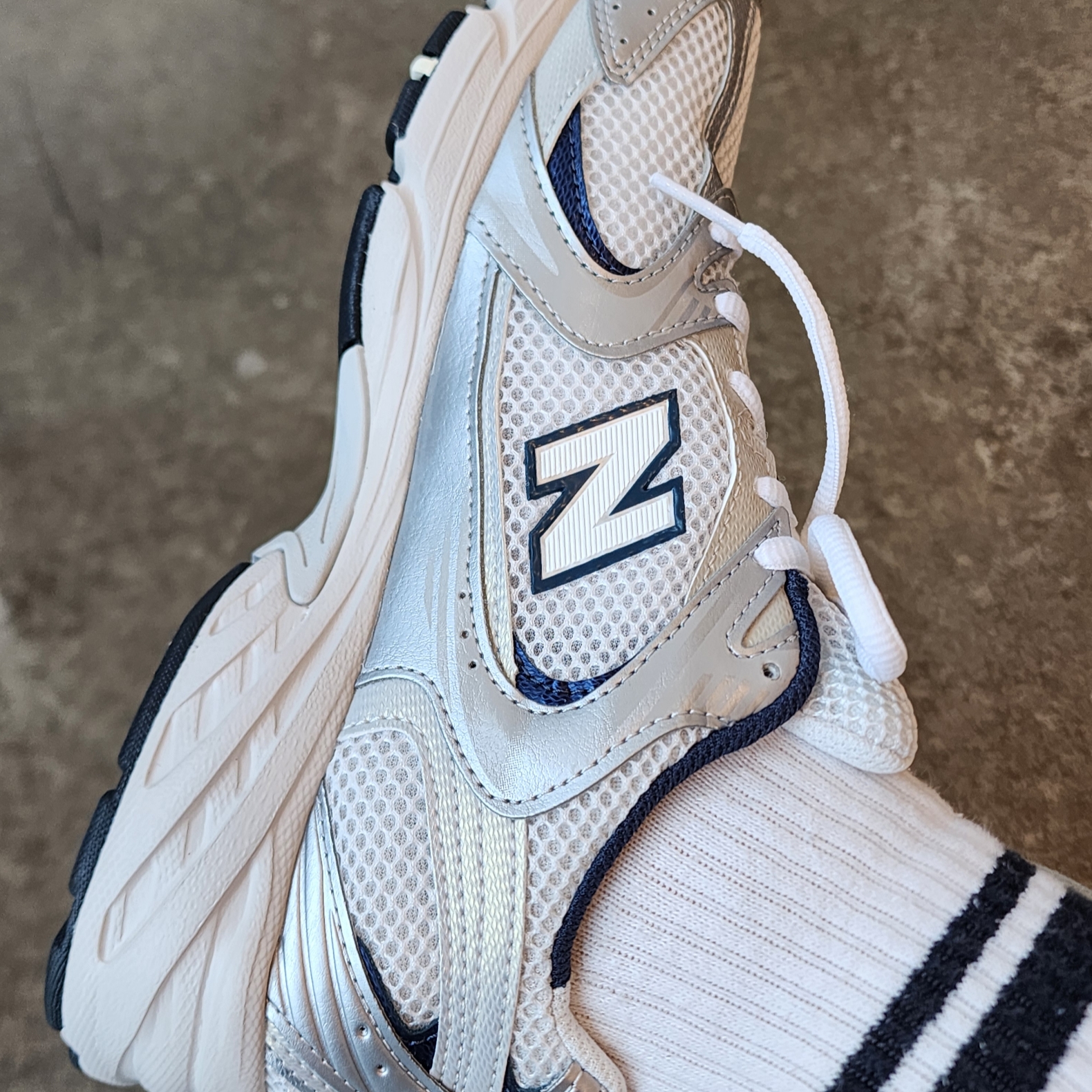 New Balance 530 Steel Grey 착용 스타일 - 3