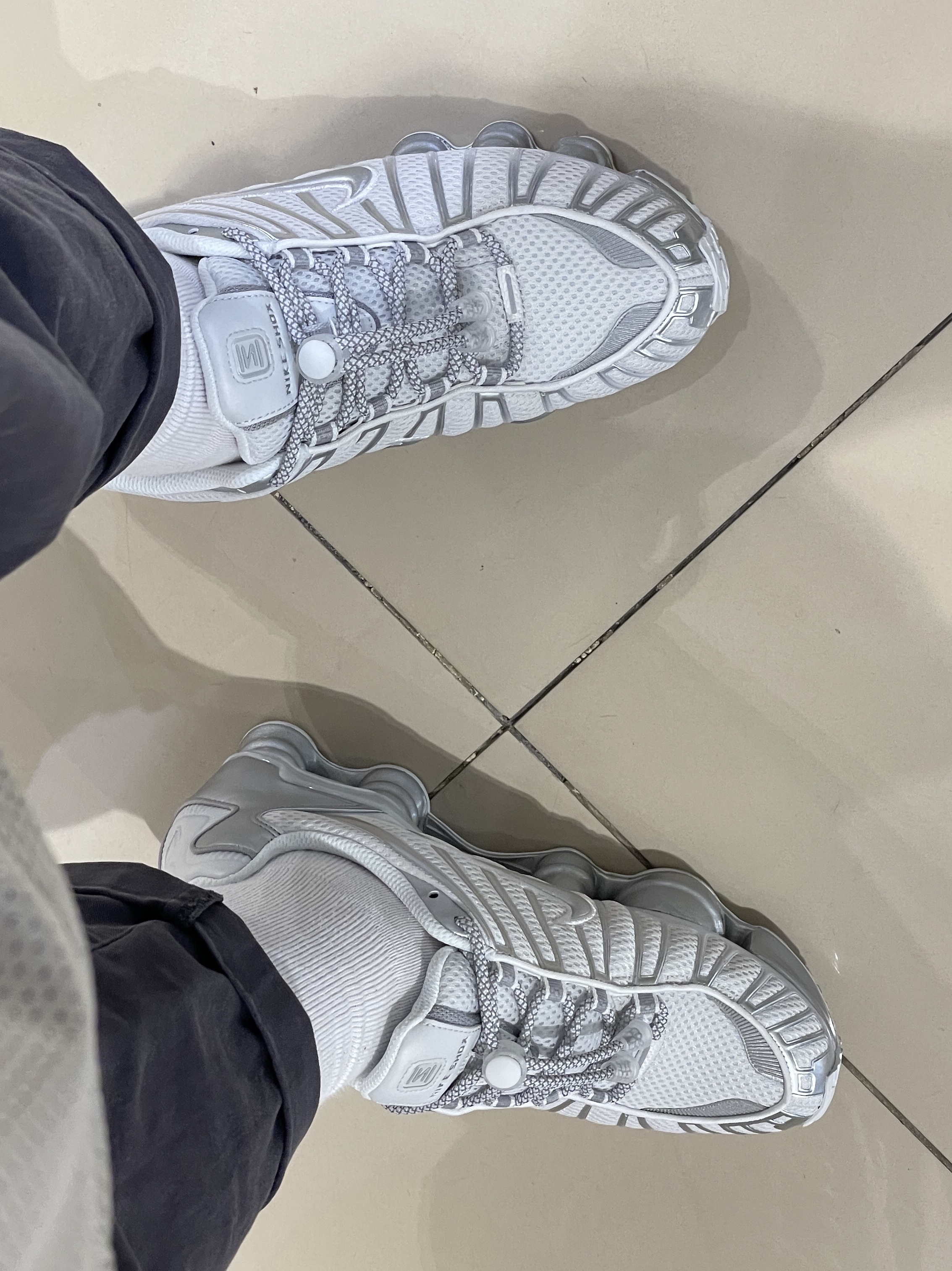 (W) Nike Shox TL Metallic Silver, (W) Nike Blazer Low '77 Jumbo Light Soft Pink 착용 스타일 - 2