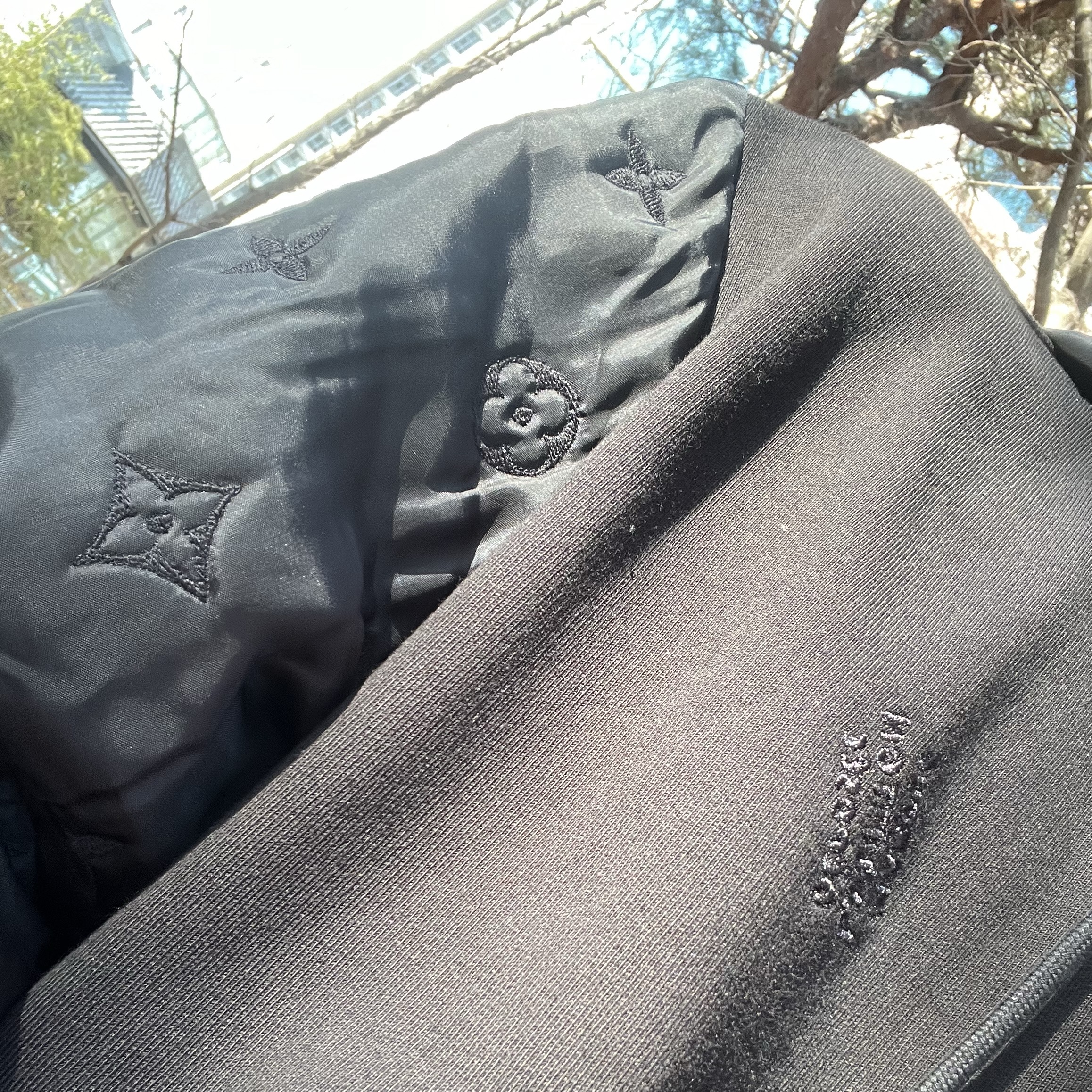 Louis Vuitton Hybrid Zipped Signature Hoodie Black 착용 스타일 - 2