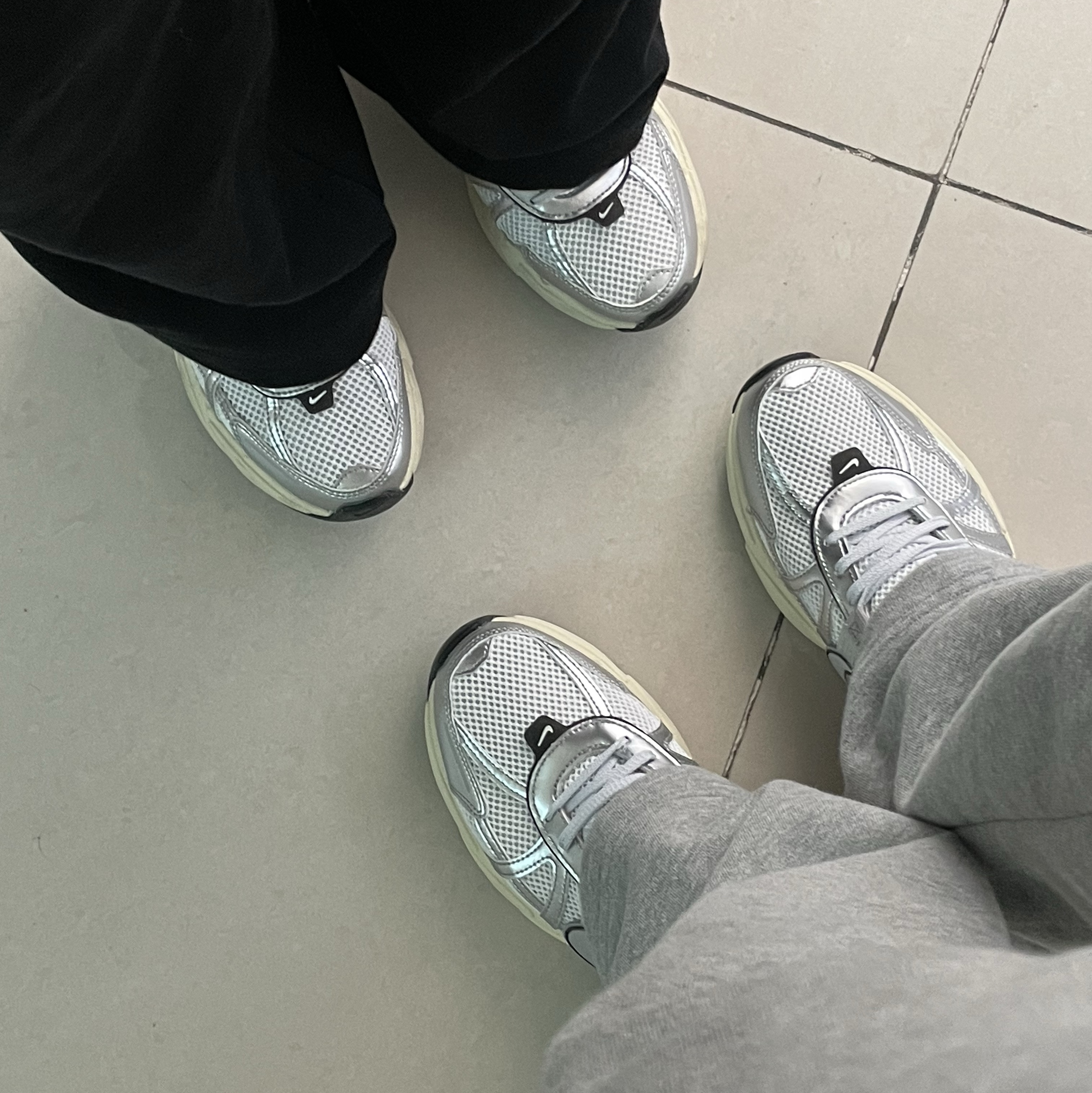 Nike V2K Run Summit White Metallic Silver 착용 스타일
