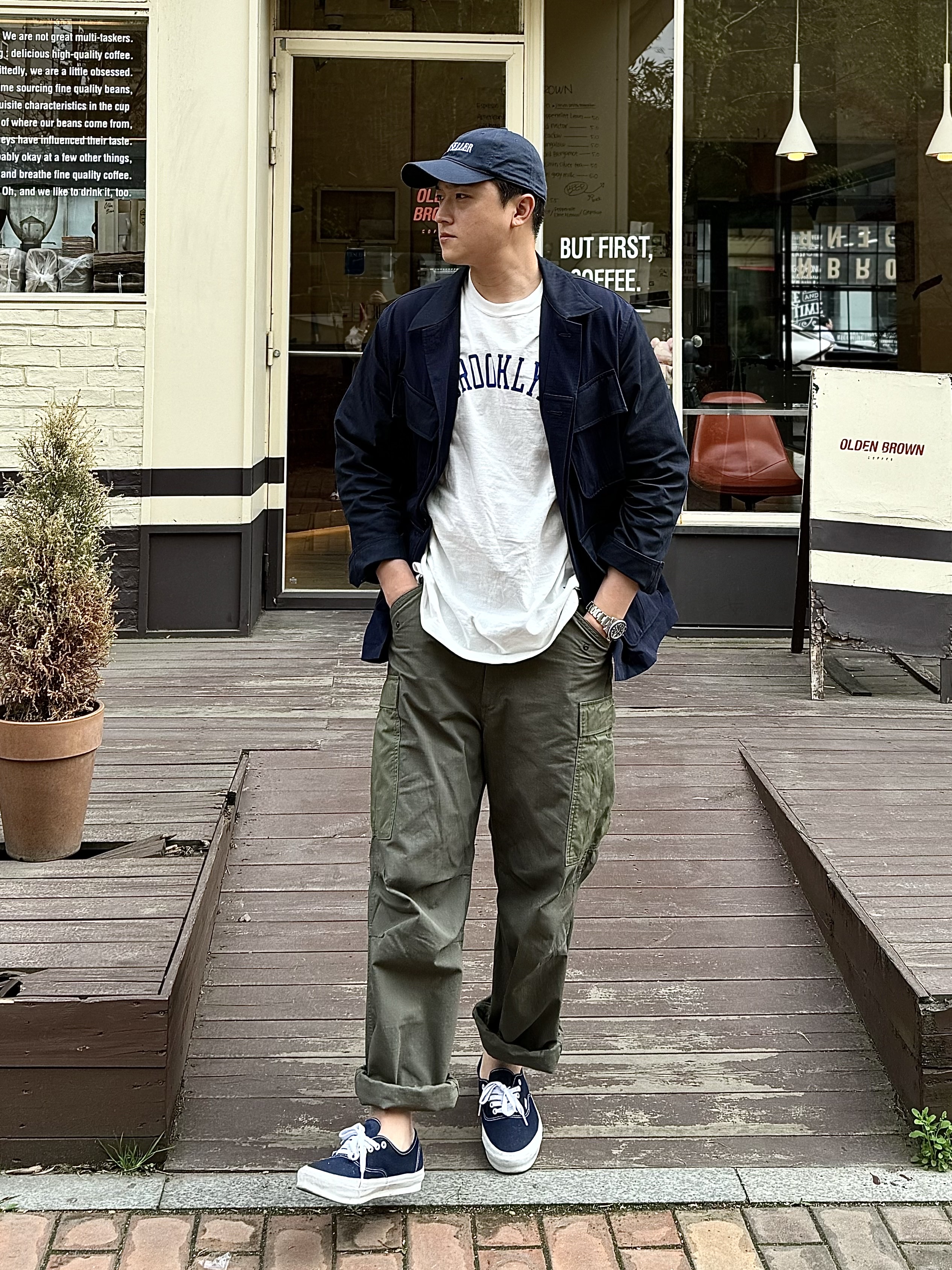 Nanamica Cargo Pants Khaki, Vans Vault OG Authentic LX Navy 착용 스타일 - 1