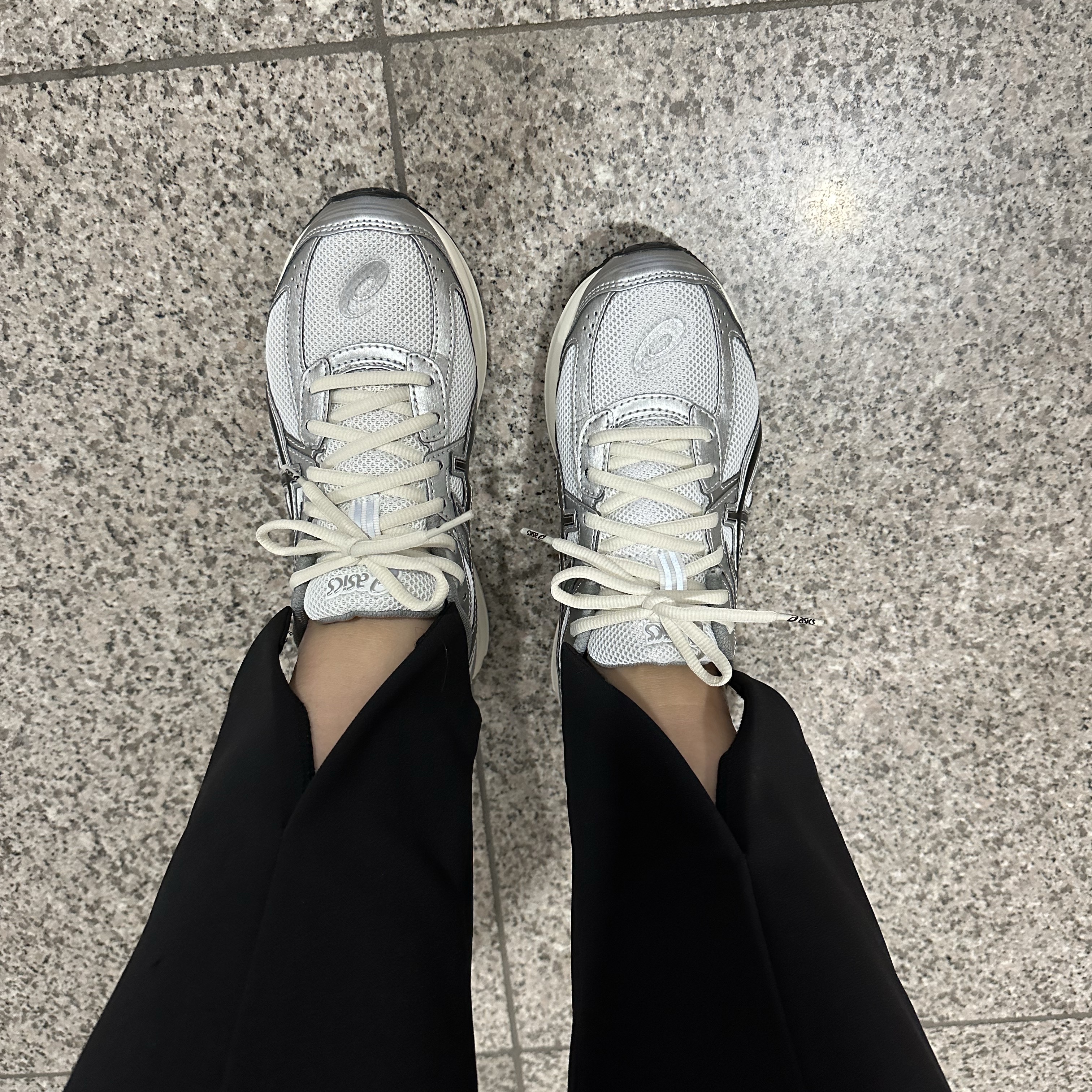 Asics Jog 100 S White Black - 2E Wide 착용 스타일 - 2