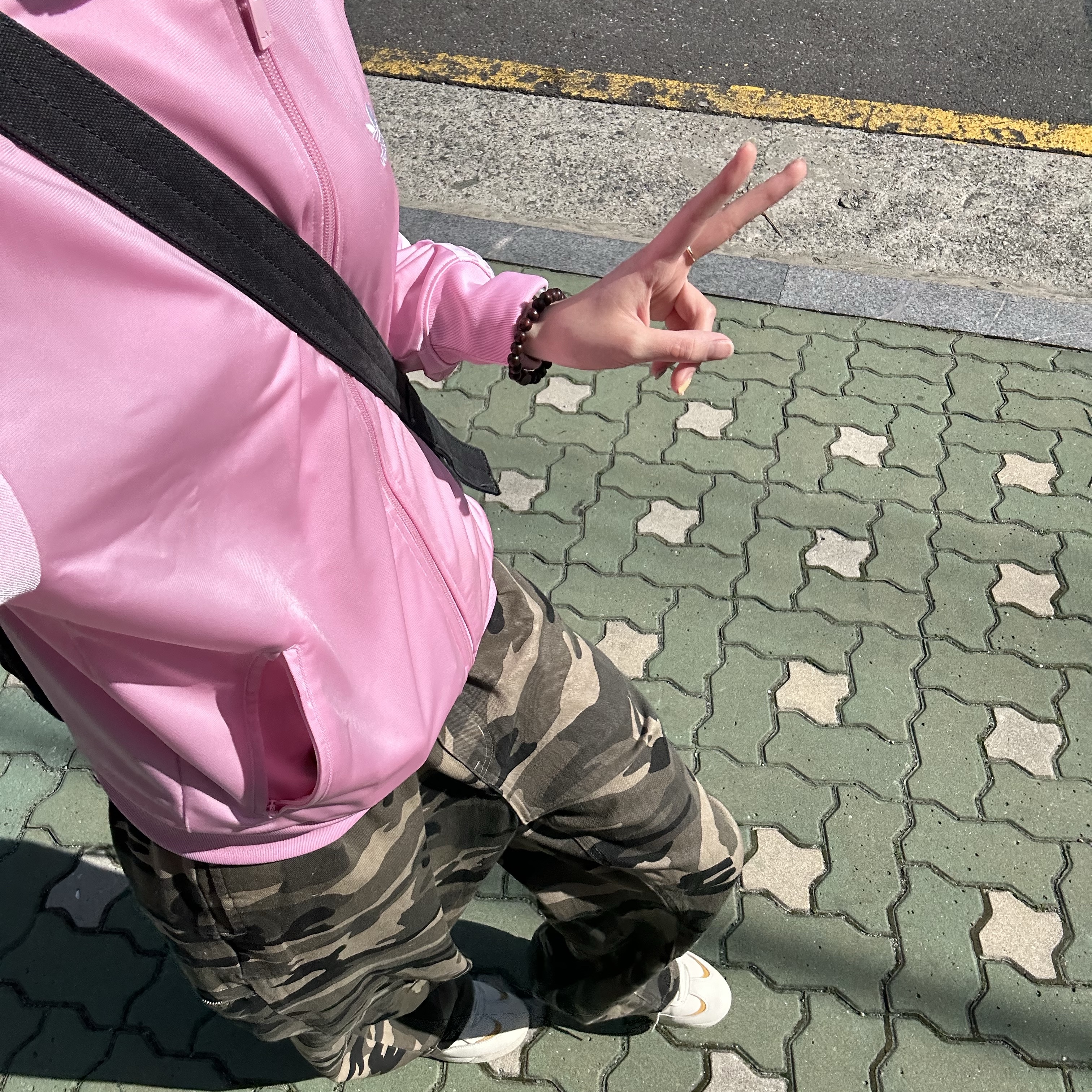 (W) Adidas Adicolor Classic Loose Firebird Track Top True Pink - KR Sizing, Onitsuka Tiger GSM SD Cream Cilantro 착용 스타일