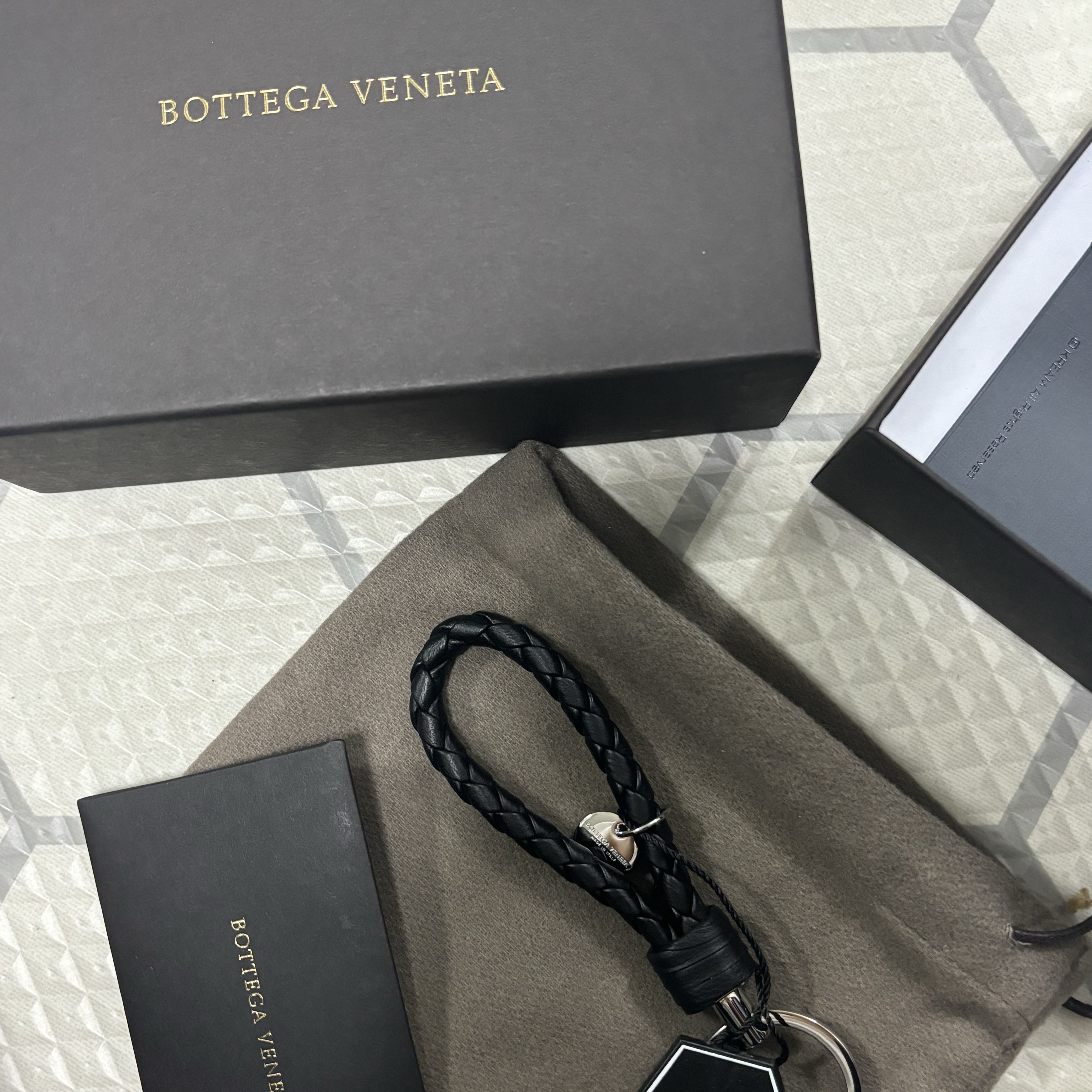 Bottega Veneta Logo Tag Keyring Black 착용 스타일