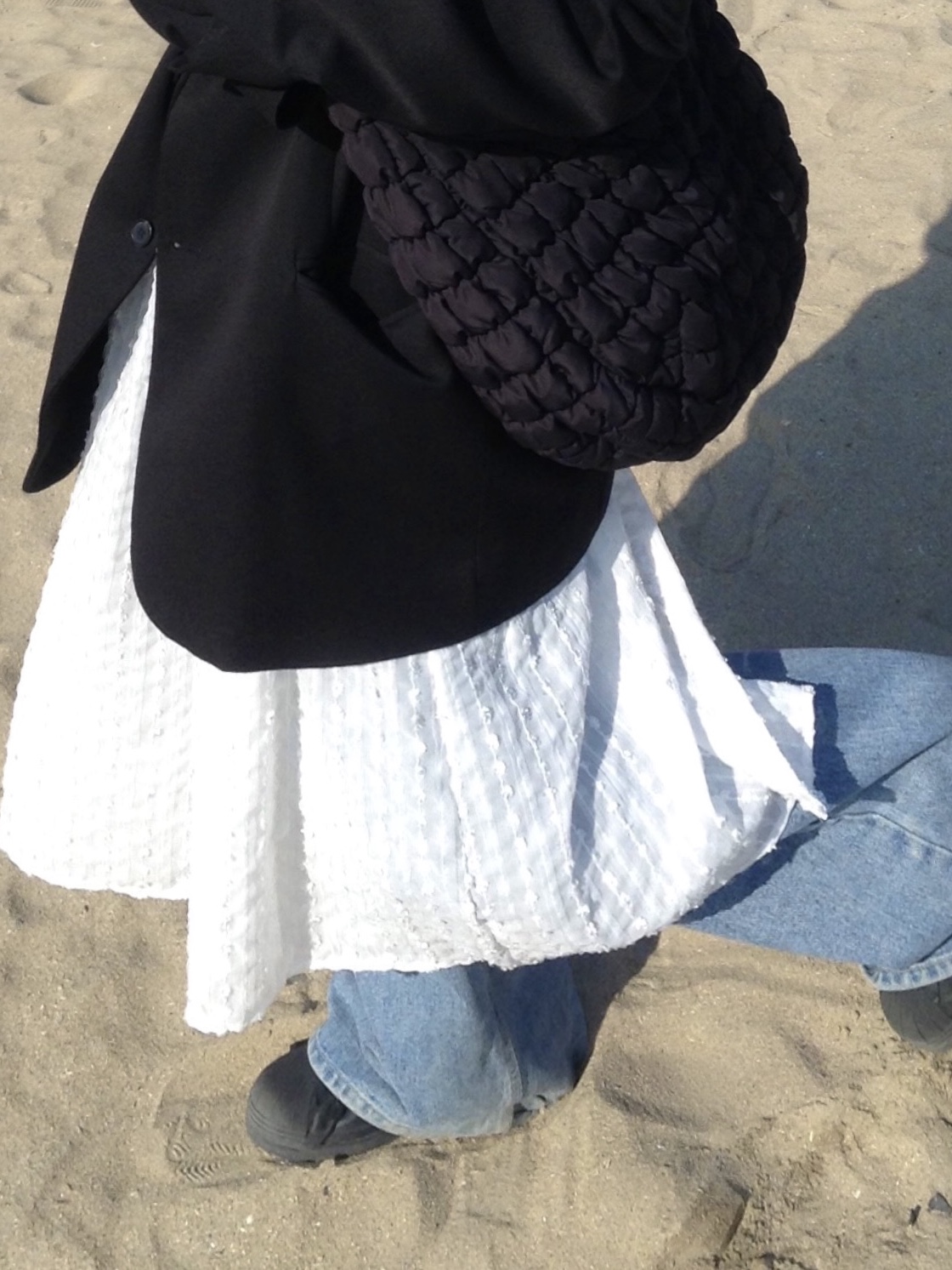 COS Quilted Oversized Shoulder Bag Black, Adidas Superstar Core Black White 착용 스타일 - 2