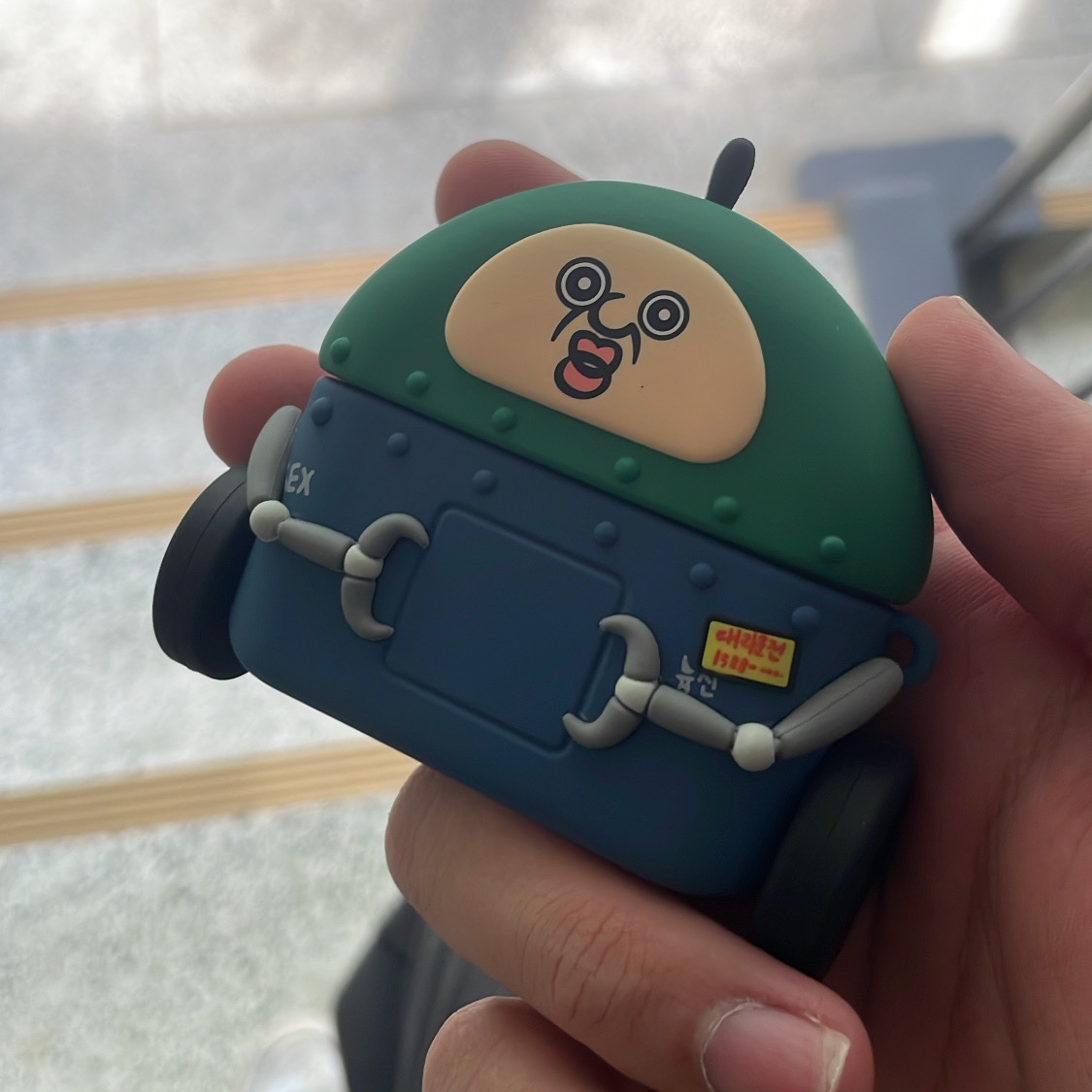Bbangbbang Robot Airpods Pro 2nd Gen Case 착용 스타일 - 2