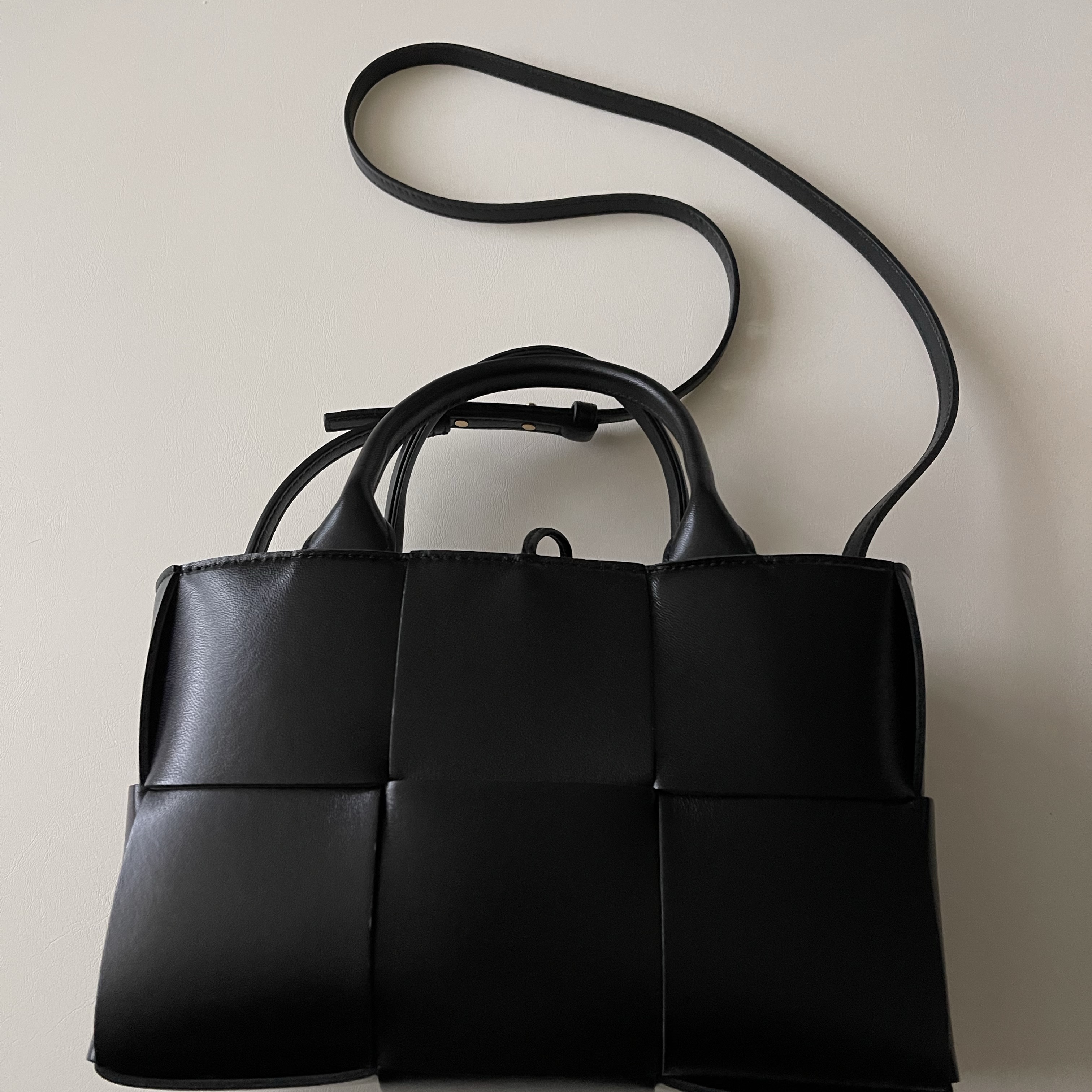 Bottega Veneta Mini Arco Tote Bag Black 착용 스타일 - 1