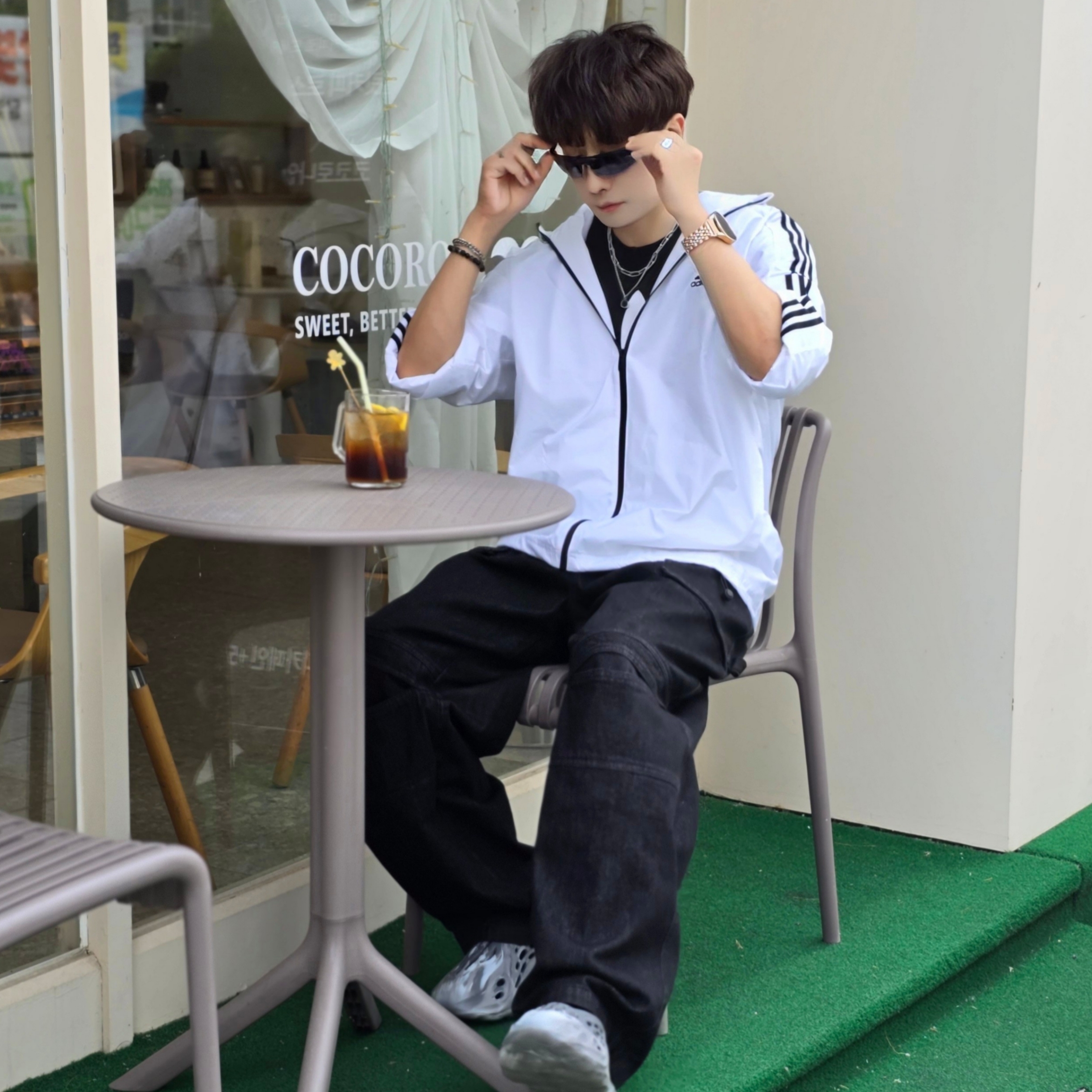 Adidas Essential 3S Woven Windbreaker Jacket White - KR Sizing, Adidas Adicolor Classics Trefoil T-Shirt Black - KR Sizing 착용 스타일 - 9