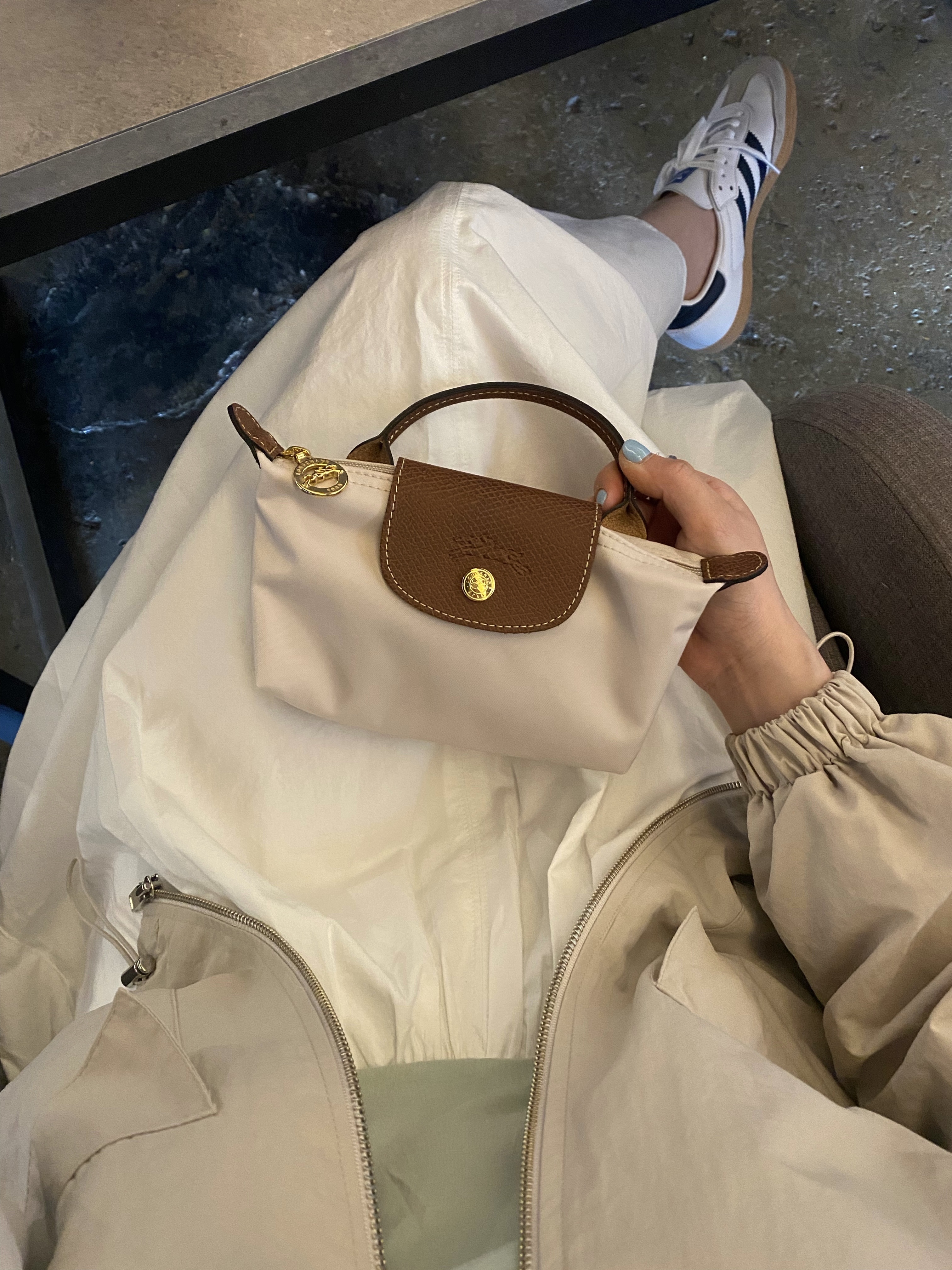 Longchamp Le Pliage Original Handle Pouch Paper, Adidas Samba Decon Cloud White 착용 스타일 - 1