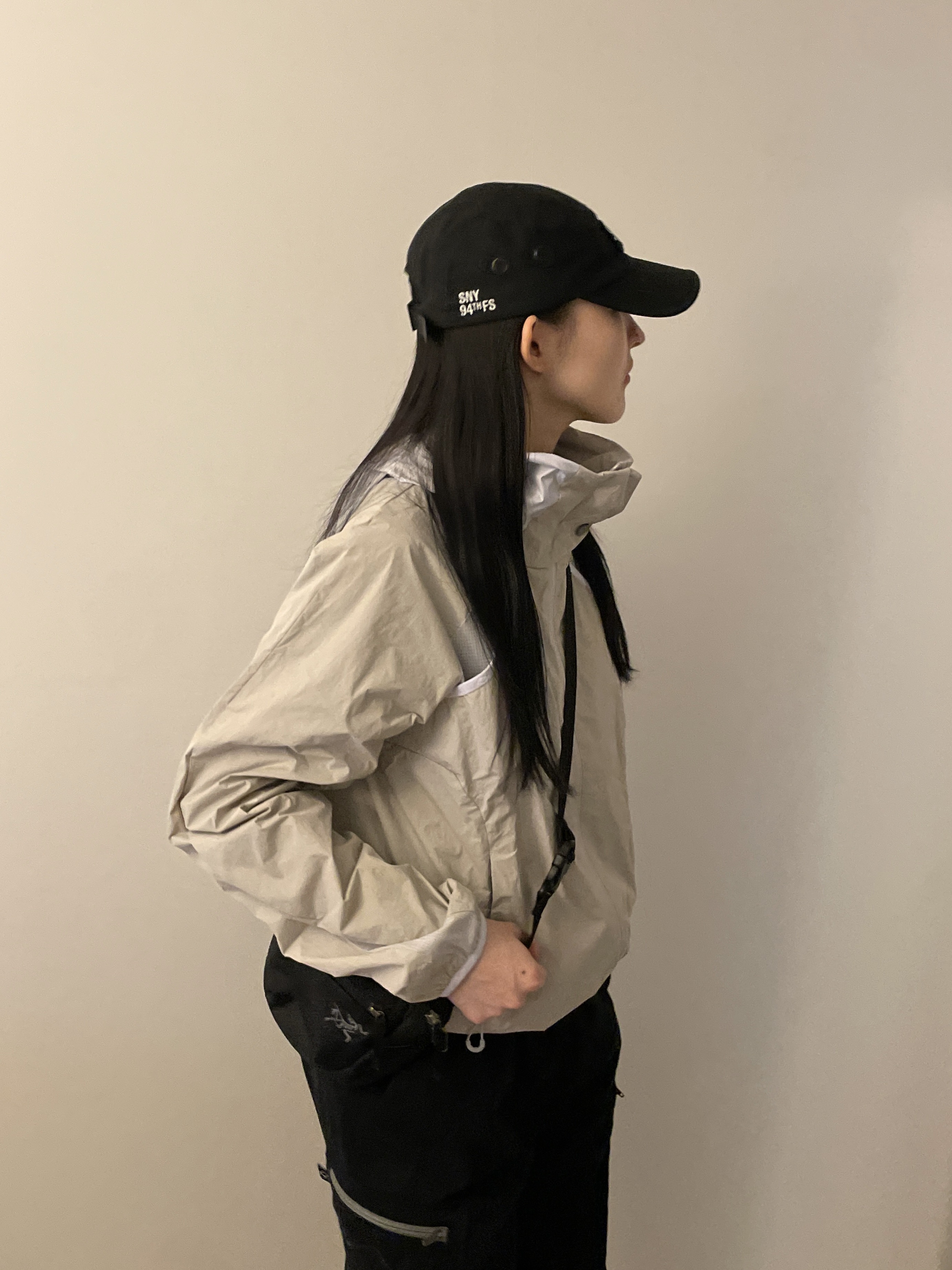 (W) Mischief Tech Shield Windproof Hoodie Jacket Light Grey 착용 스타일 - 1