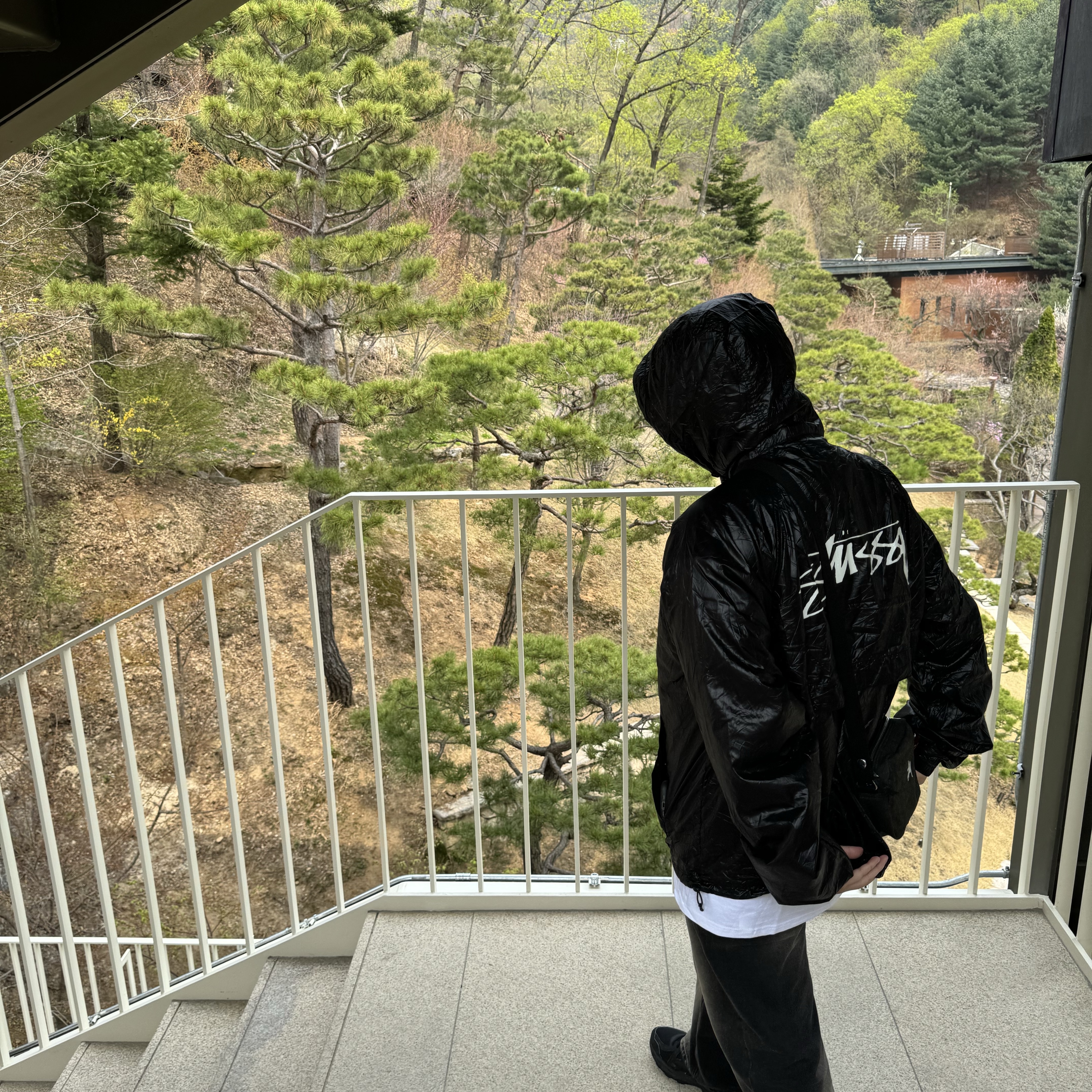 Stussy Beach Shell Wrinkled Nylon Jacket Black, Stussy Canvas Side Pouch Washed Black 착용 스타일