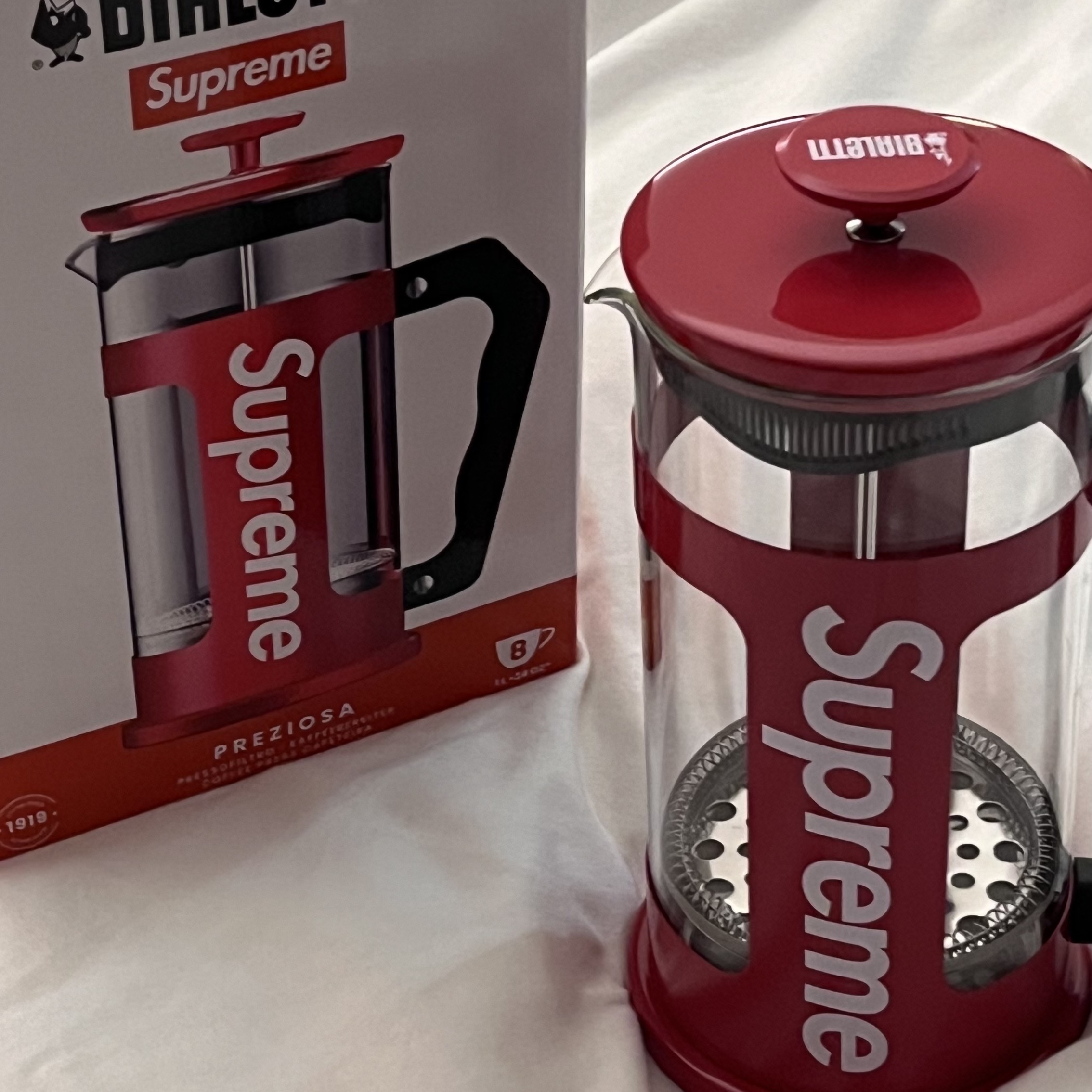 Supreme x Bialetti 8-Cup French Press Red - 24SS, Supreme Seoul Shop Small Box Crewneck Red - 24SS 착용 스타일 - 3