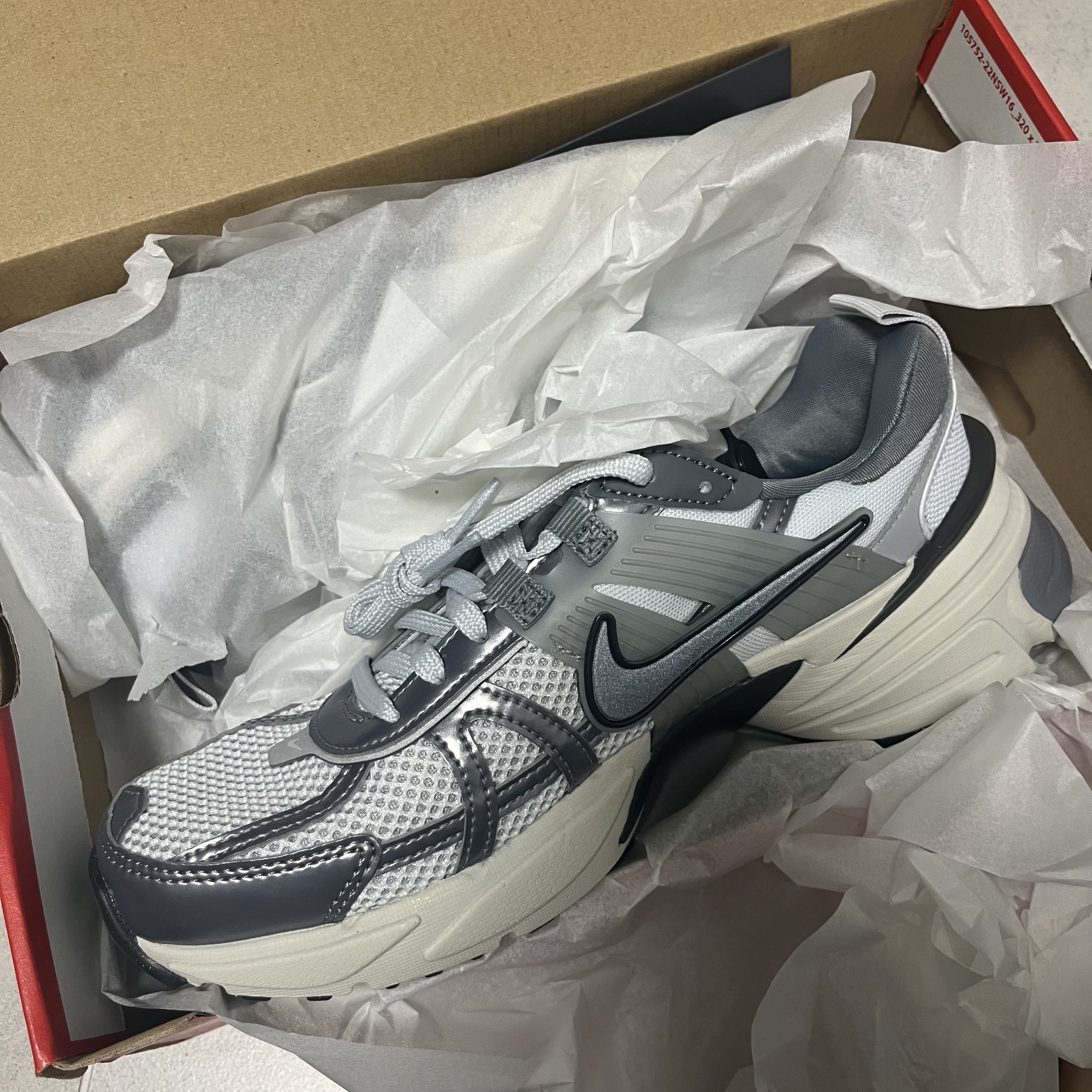 Nike V2K Run Pure Platinum Wolf Grey 착용 스타일 - 1