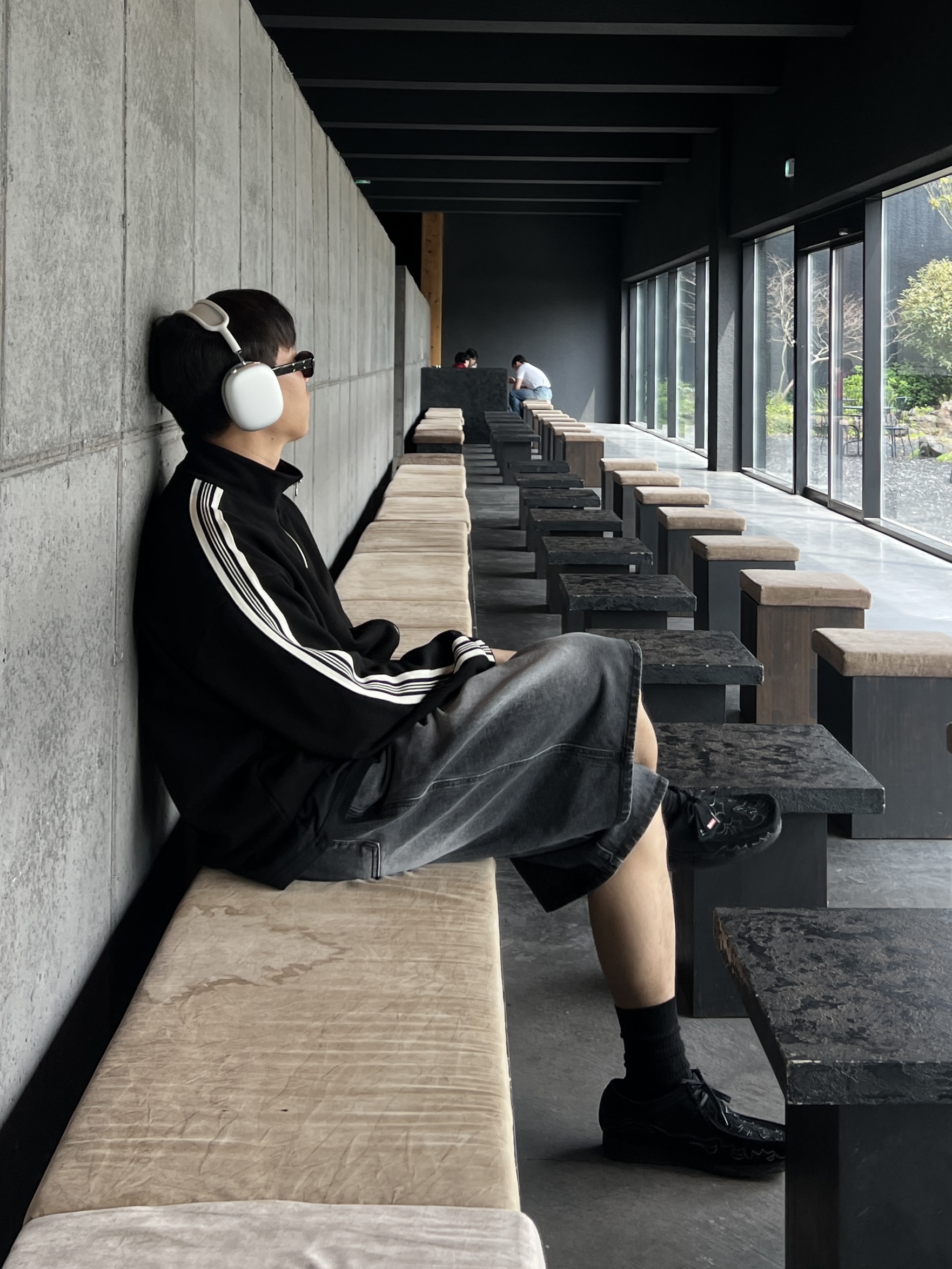 Apple AirPods Max Lightning Silver (Korean Ver.), Clarks x Supreme Wallabee Black 착용 스타일 - 3