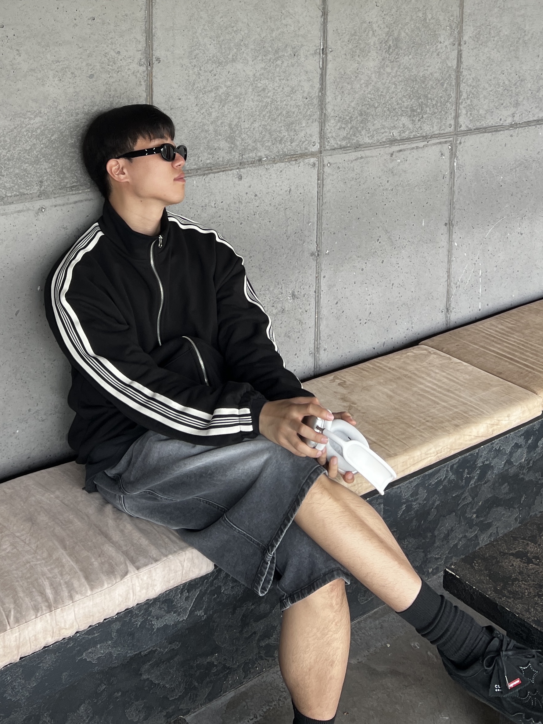 Apple AirPods Max Lightning Silver (Korean Ver.), Clarks x Supreme Wallabee Black 착용 스타일 - 1