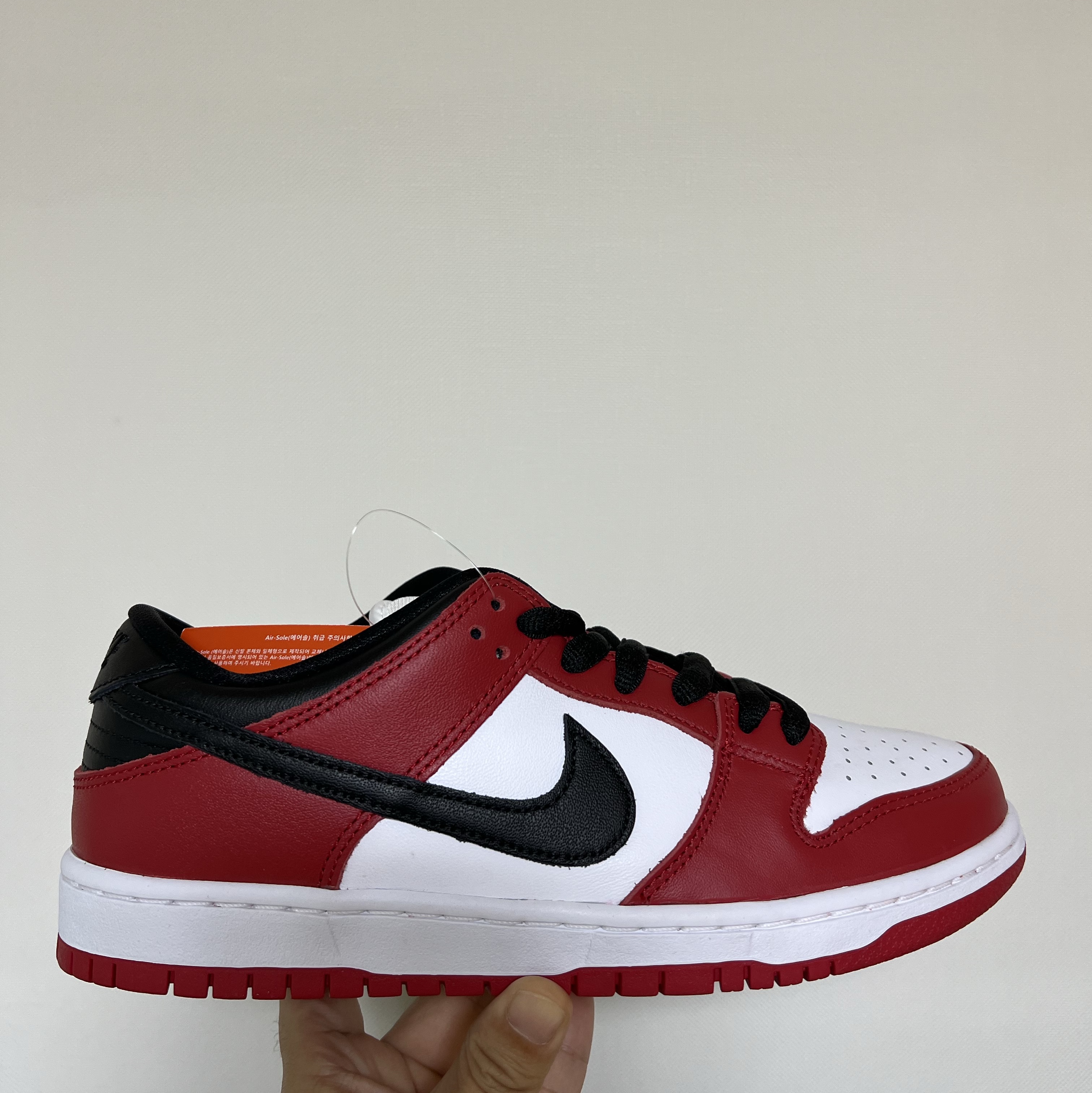 Nike SB Dunk Low Pro Chicago 착용 스타일 - 1