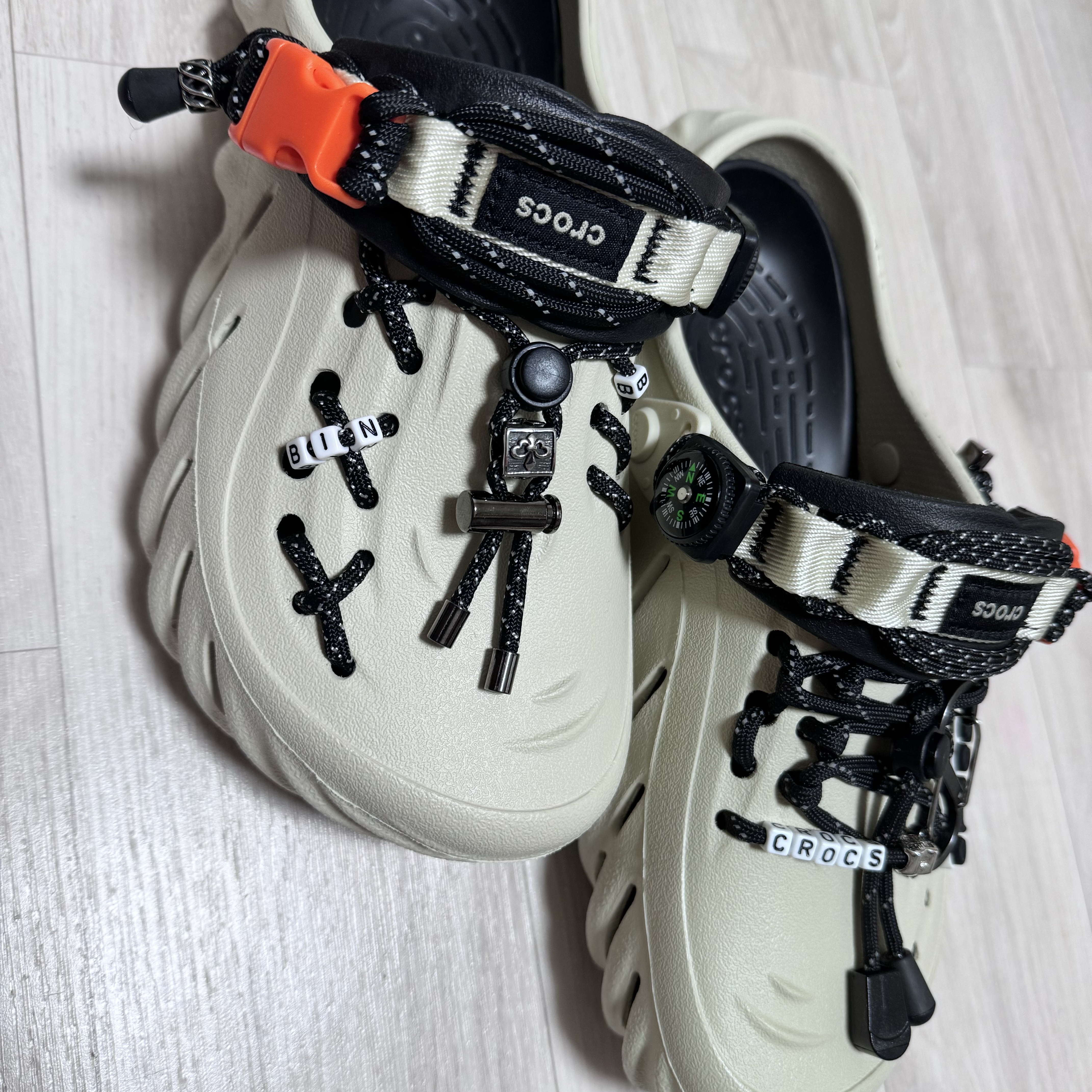 Crocs Echo Clog Bone Black 착용 스타일 - 2