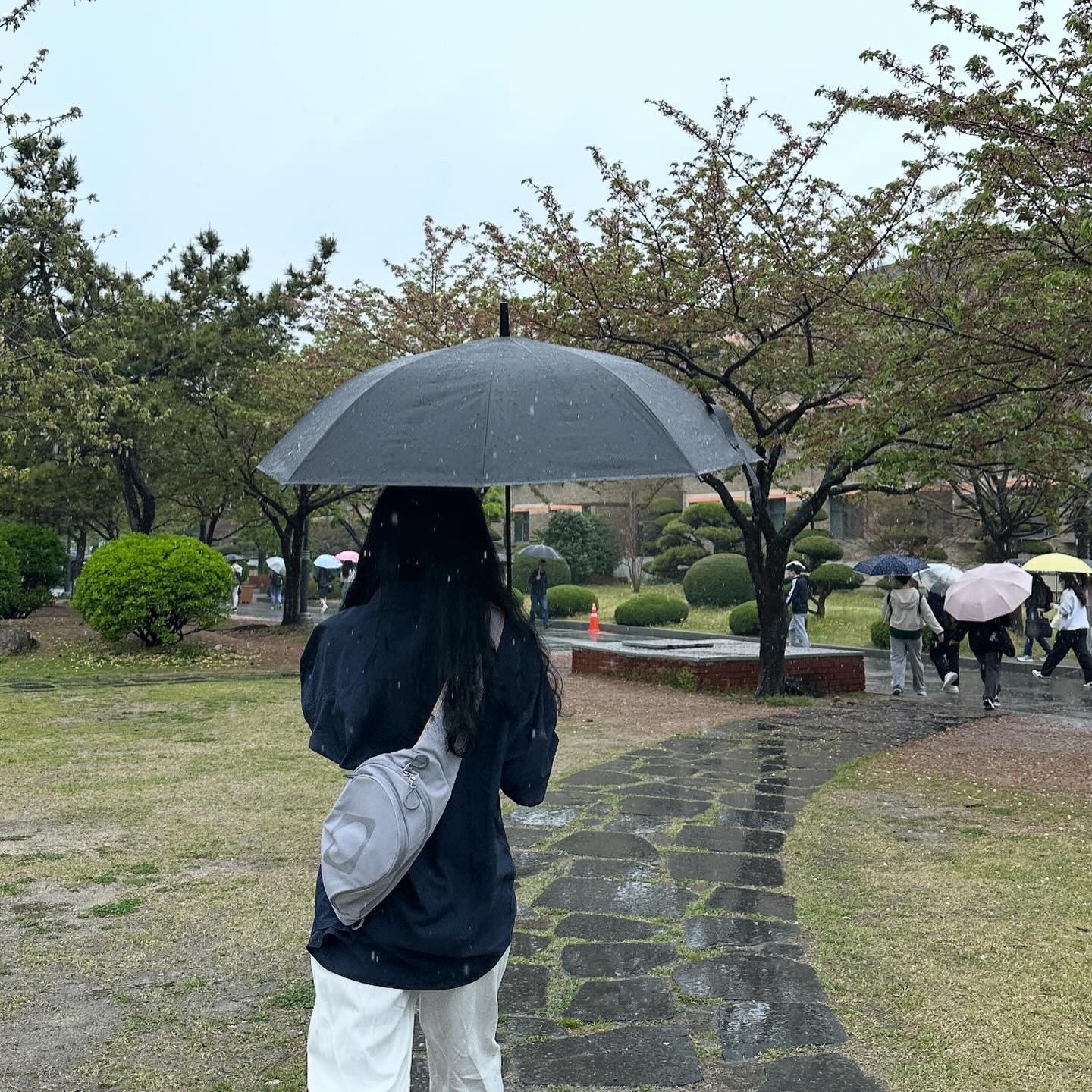 Mischief Rhombus Pocket Sling Bag Blue Grey 착용 스타일 - 1