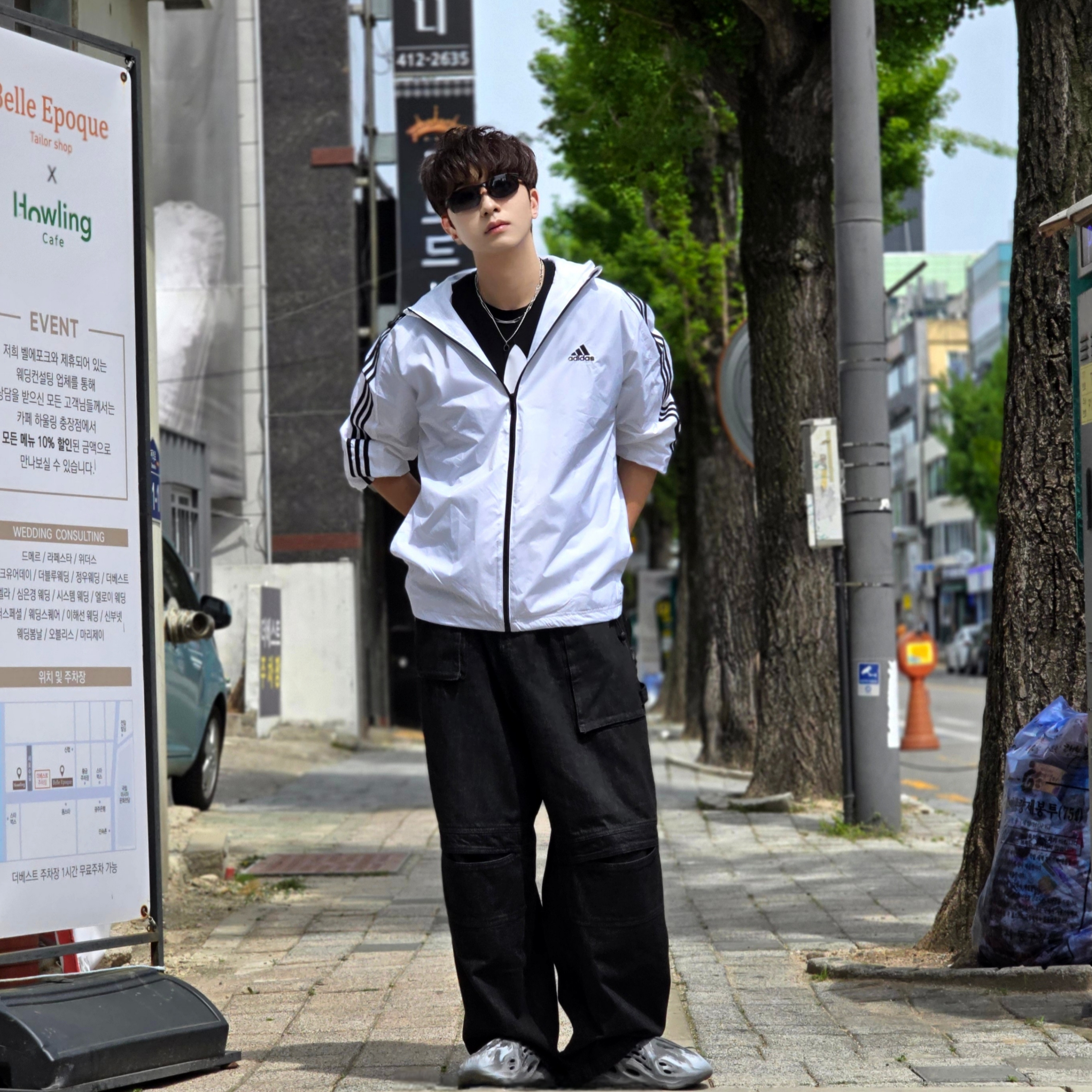Adidas Essential 3S Woven Windbreaker Jacket White - KR Sizing, Adidas Adicolor Classics Trefoil T-Shirt Black - KR Sizing 착용 스타일 - 9